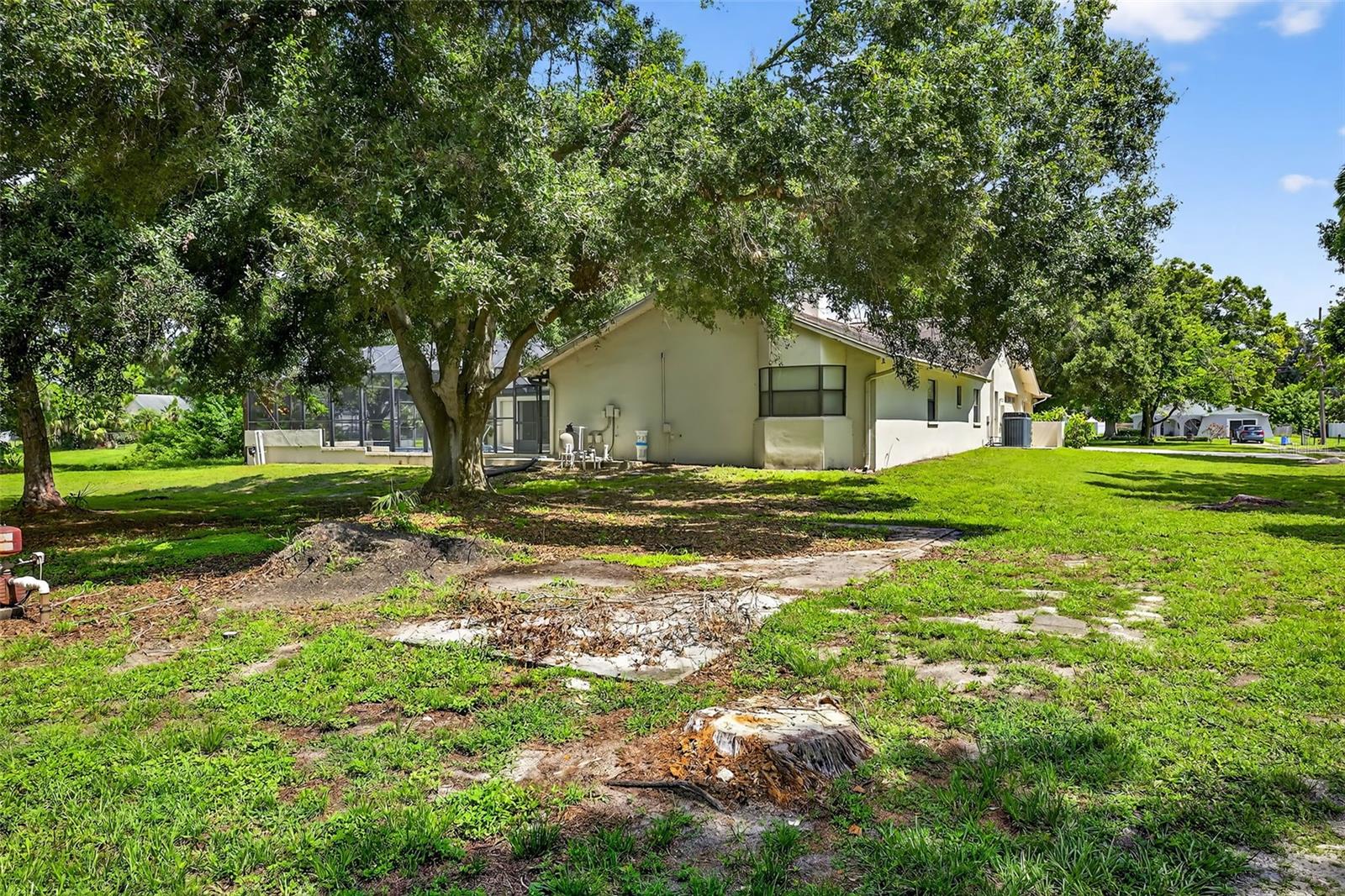 Listing photo id 33 for 6320 66th Avenue