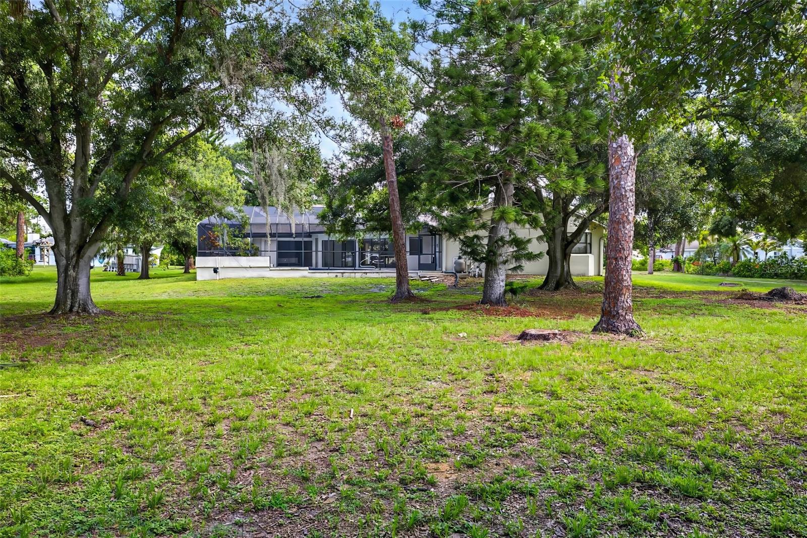 Listing photo id 34 for 6320 66th Avenue