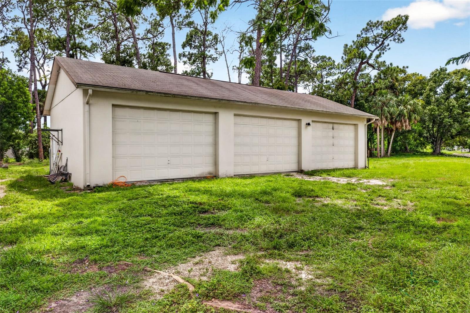 Listing photo id 36 for 6320 66th Avenue