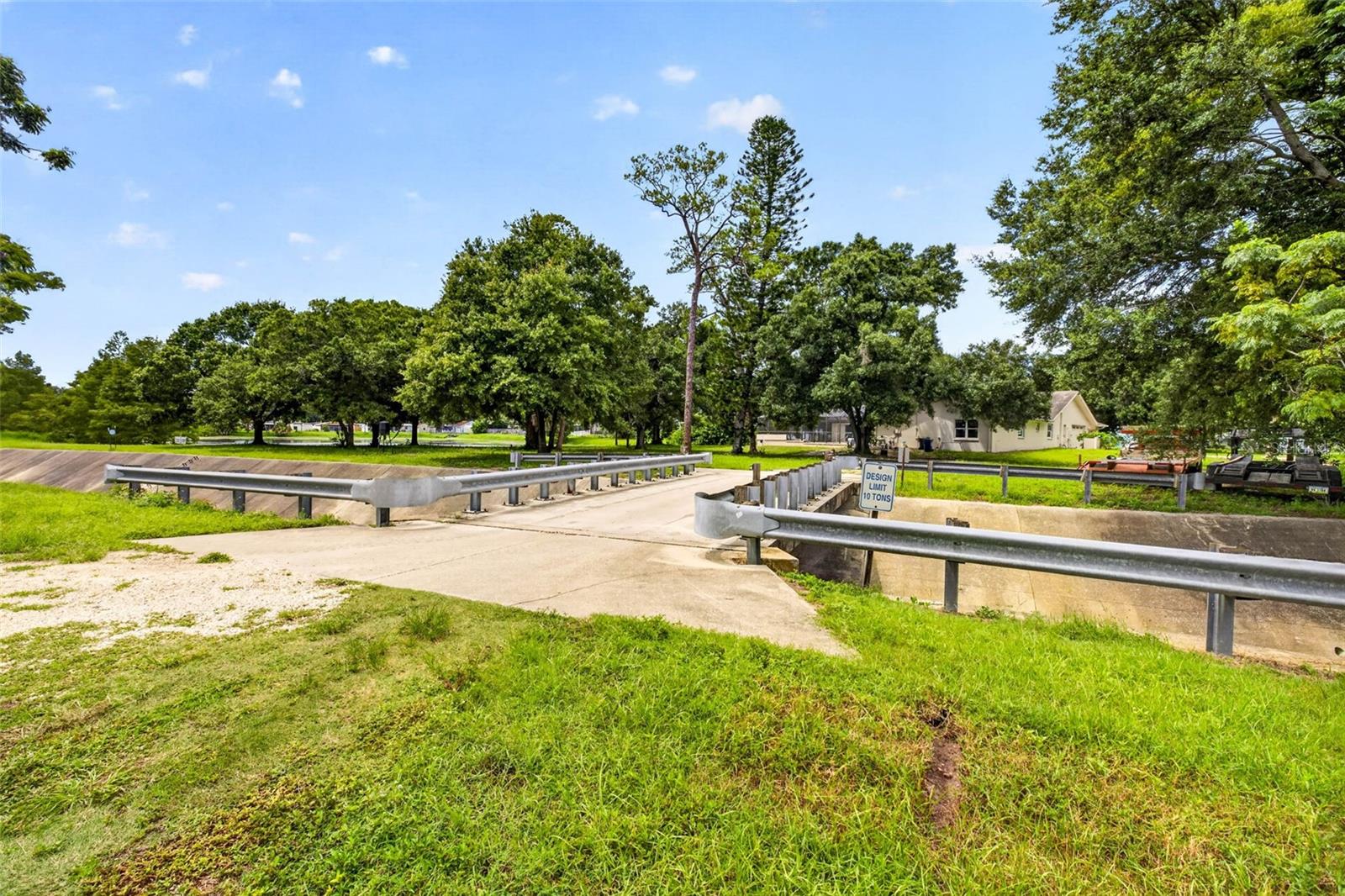 Listing photo id 2 for 6320 66th Avenue