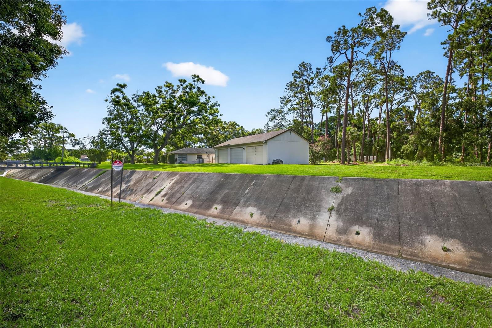 Listing photo id 43 for 6320 66th Avenue