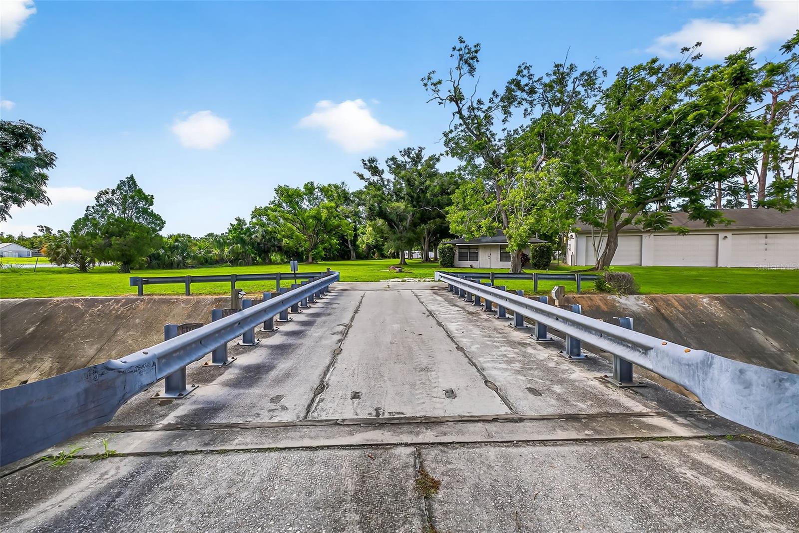 Listing photo id 46 for 6320 66th Avenue
