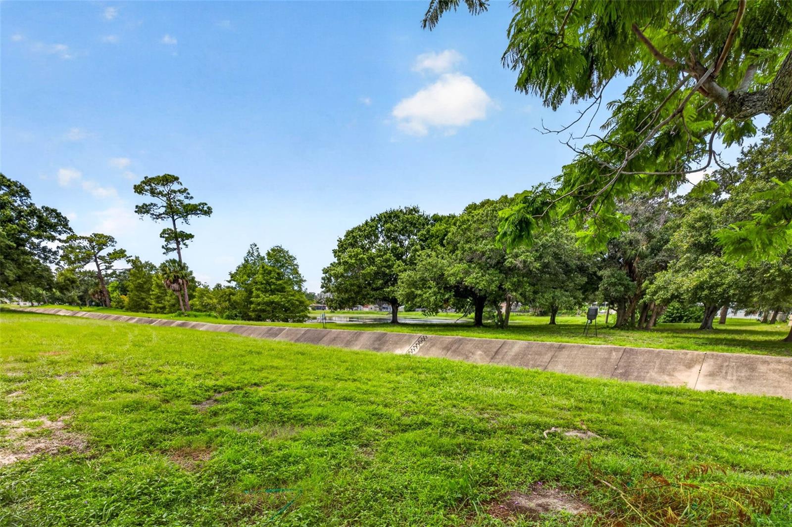 Listing photo id 3 for 6320 66th Avenue