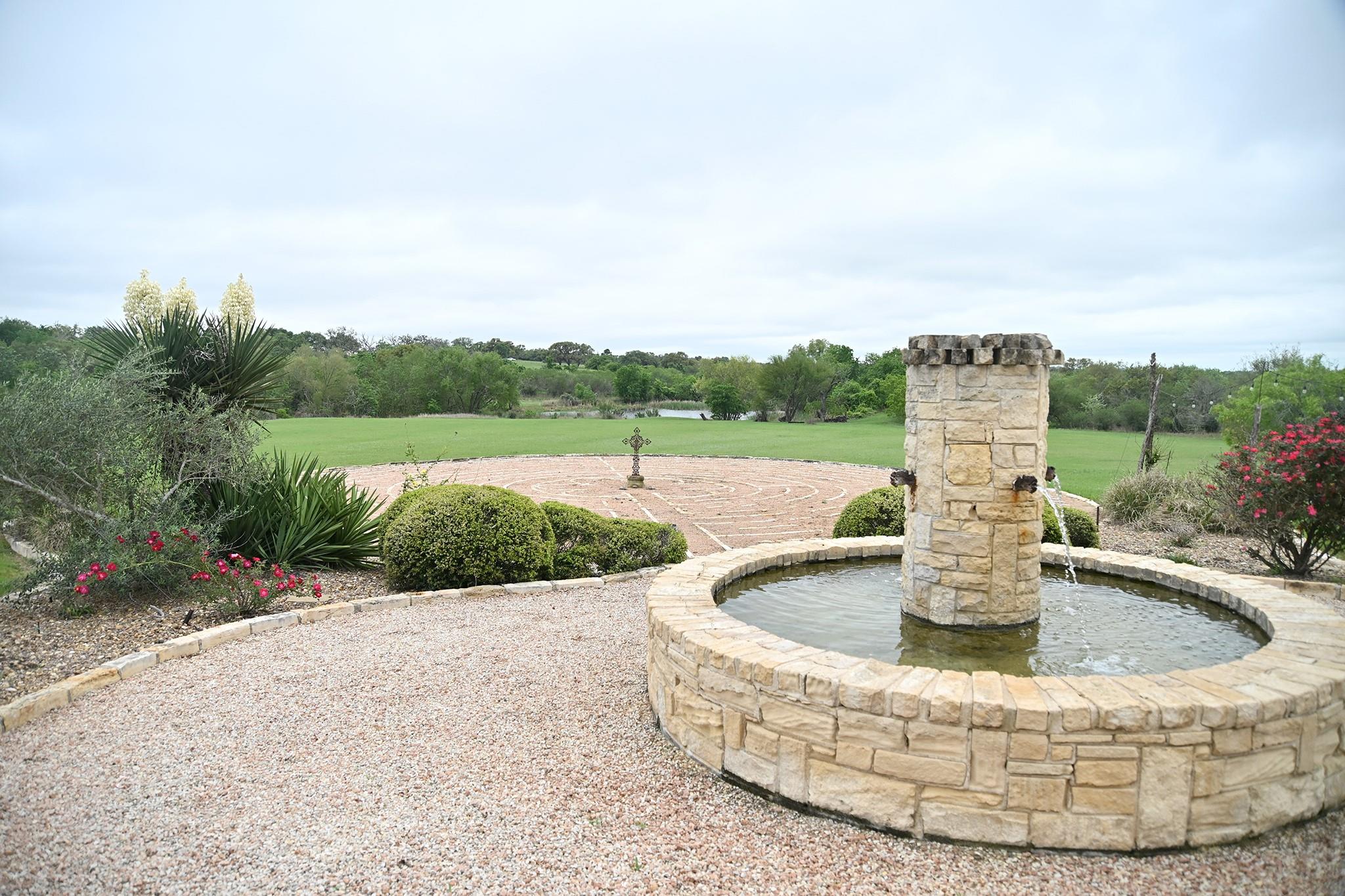 Image 22 of 29 For 5904 Old Yoakum Rd