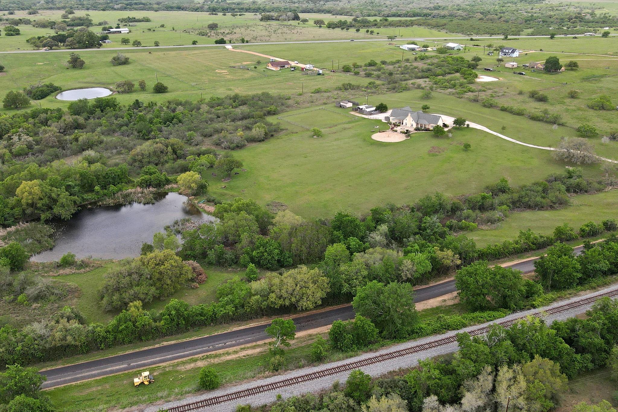 Image 27 of 29 For 5904 Old Yoakum Rd