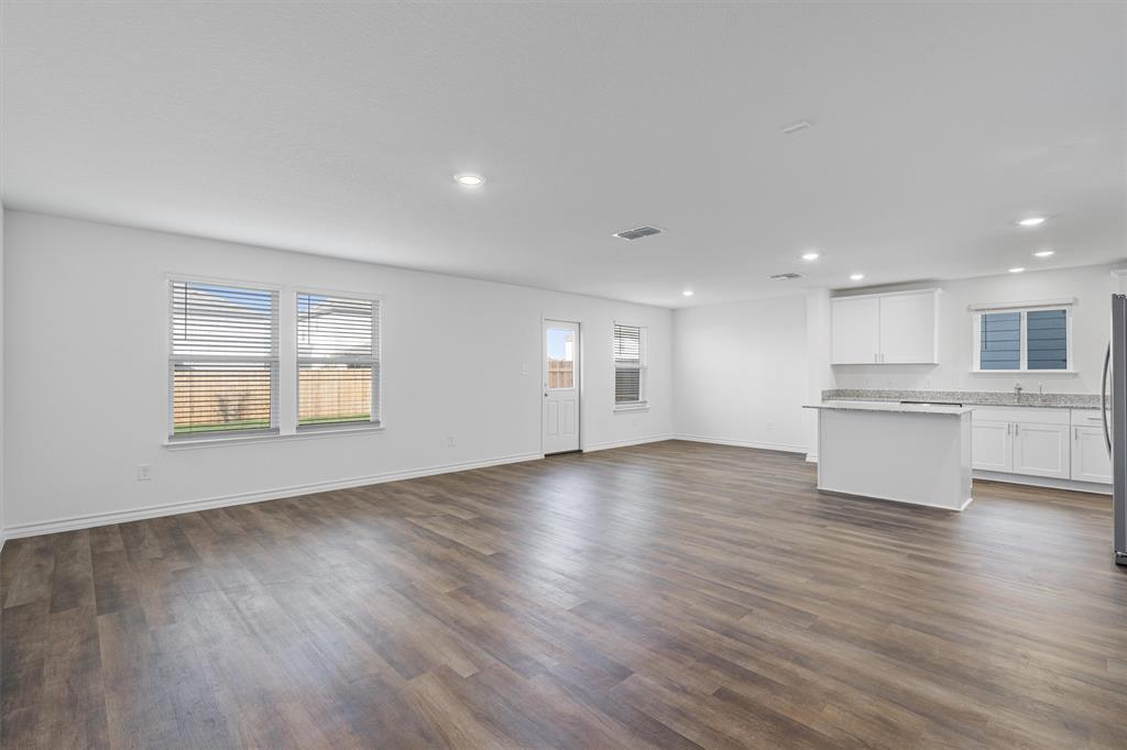 Image 4 of 36 For 812 Heartseed Ave