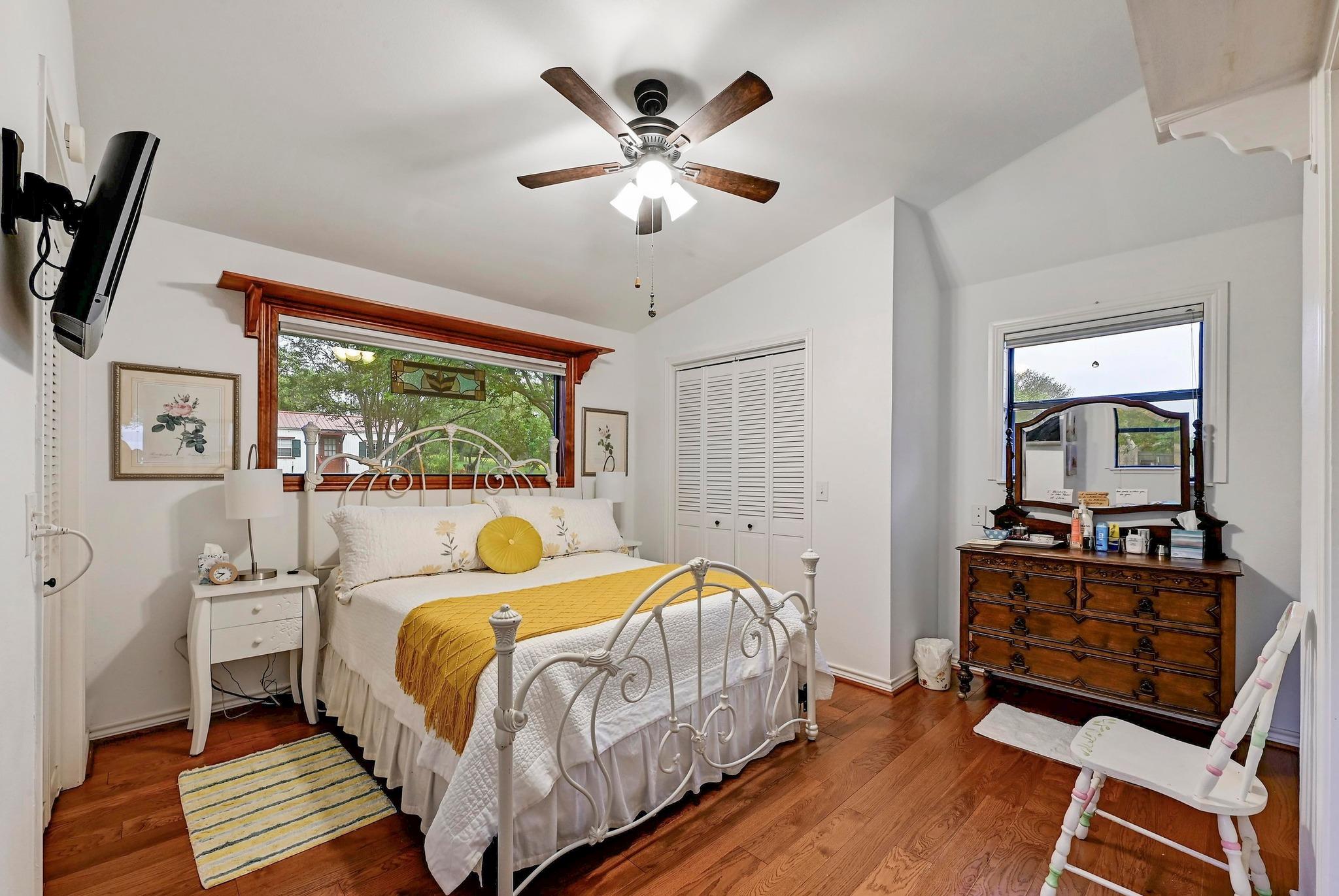 Image 17 of 40 For 734 Island Dr