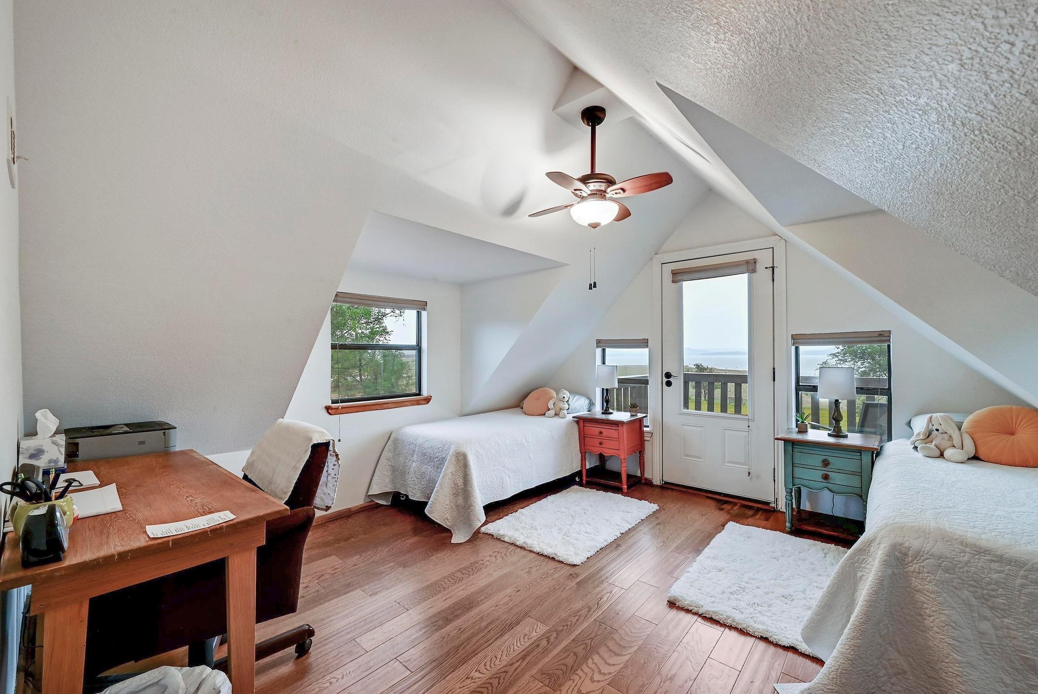 Image 19 of 40 For 734 Island Dr