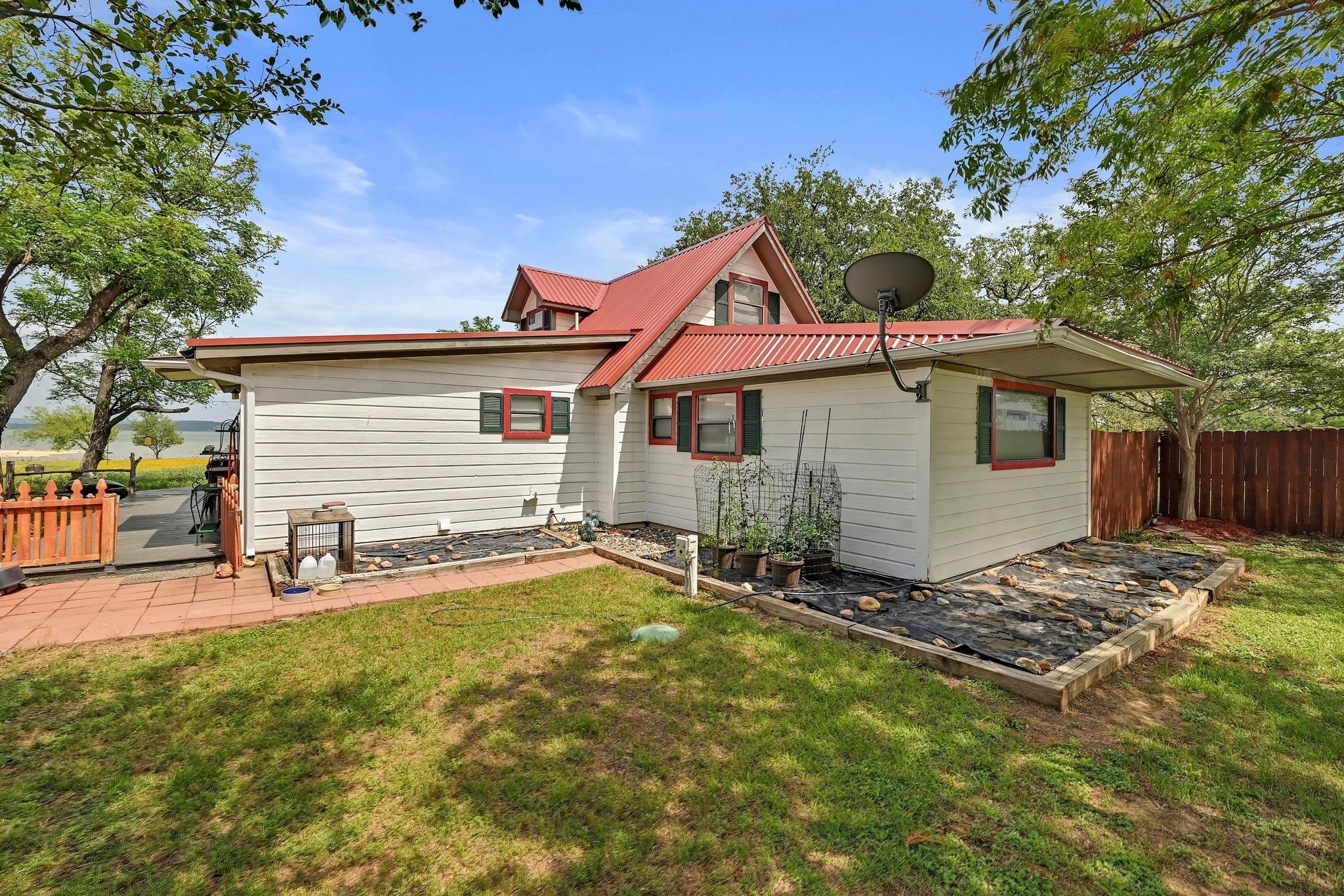 Image 24 of 40 For 734 Island Dr