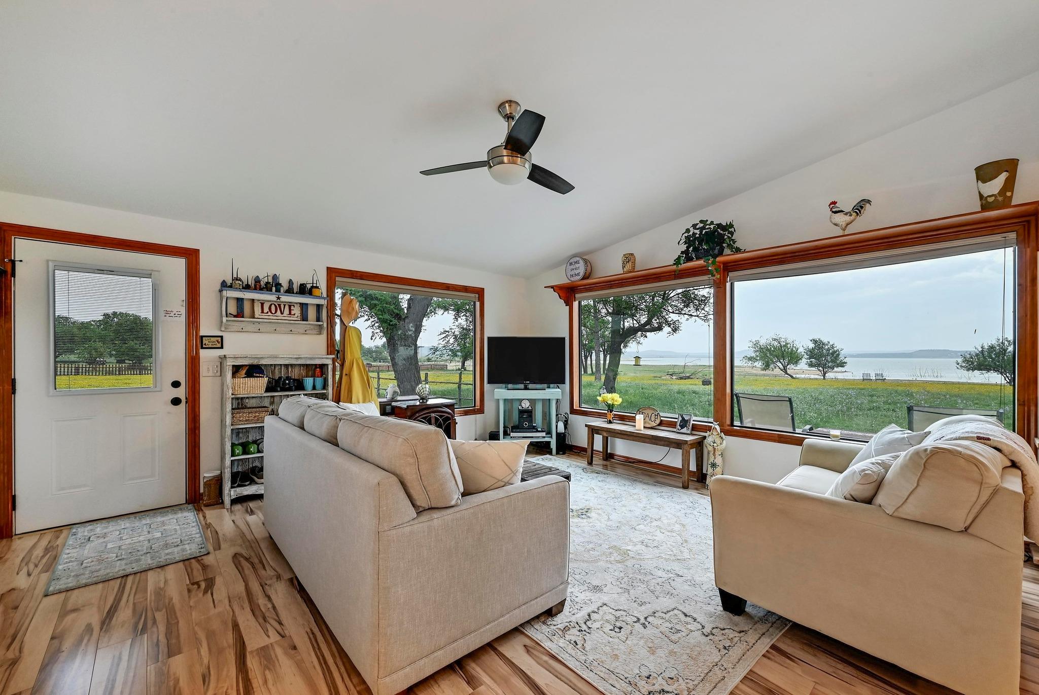 Image 9 of 40 For 734 Island Dr