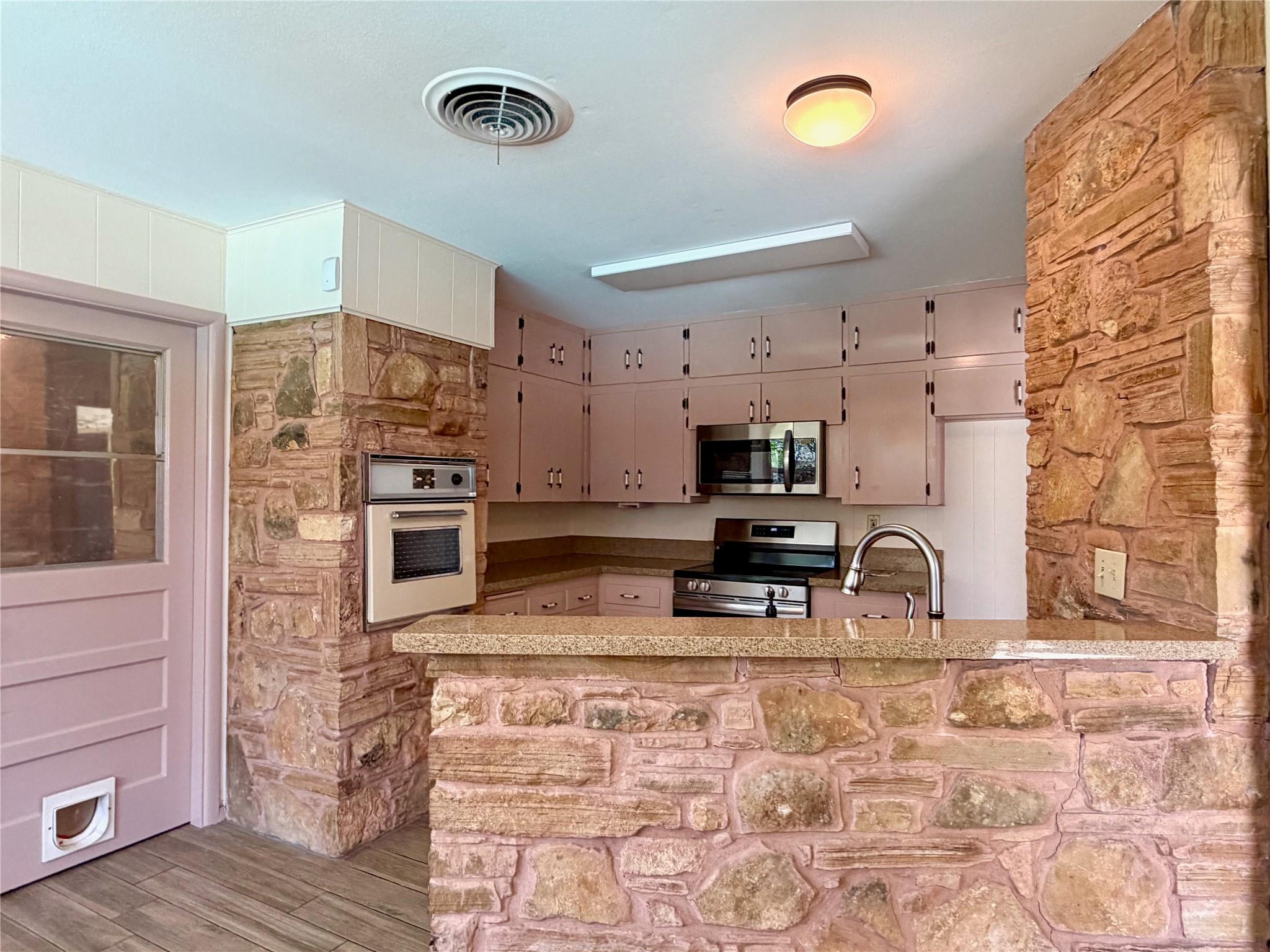 Image 11 of 30 For 141 Oaklane Dr