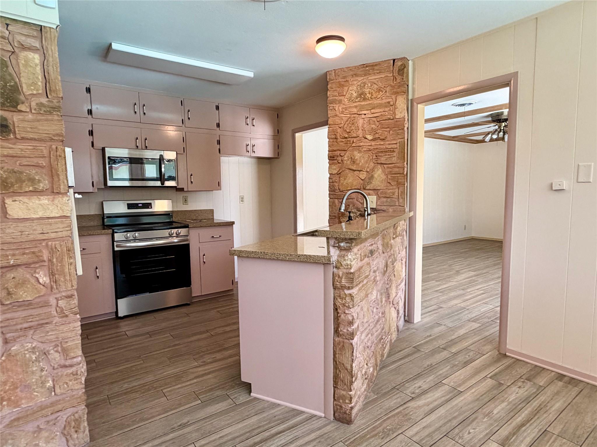 Image 12 of 30 For 141 Oaklane Dr