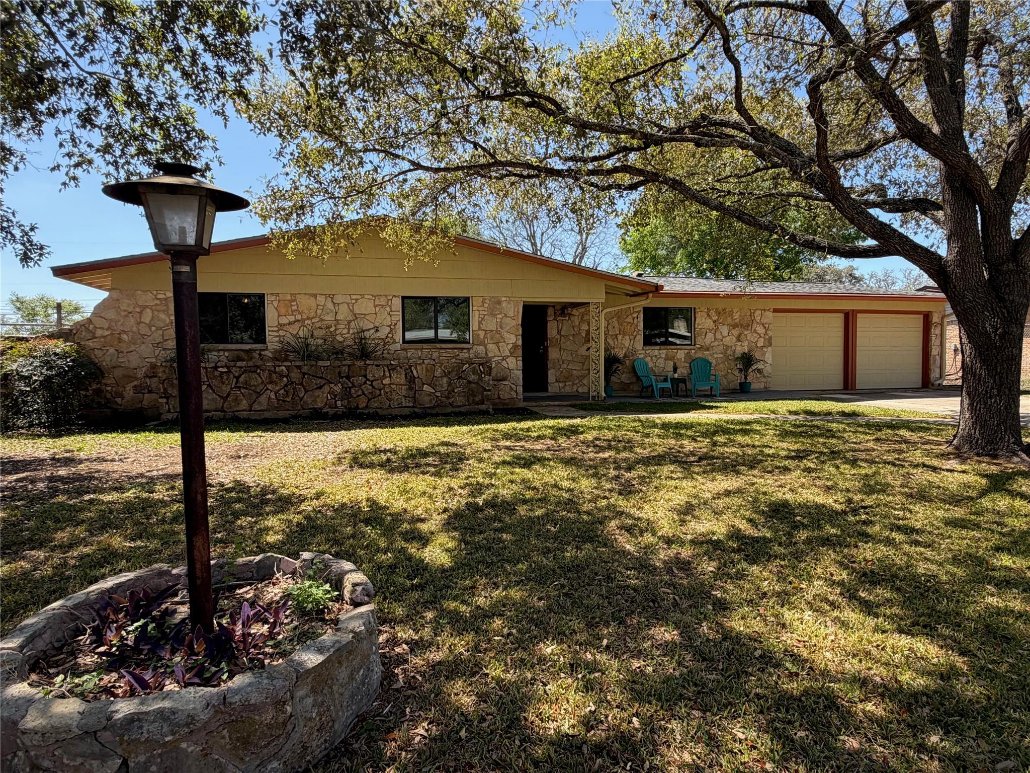 Image 2 of 30 For 141 Oaklane Dr