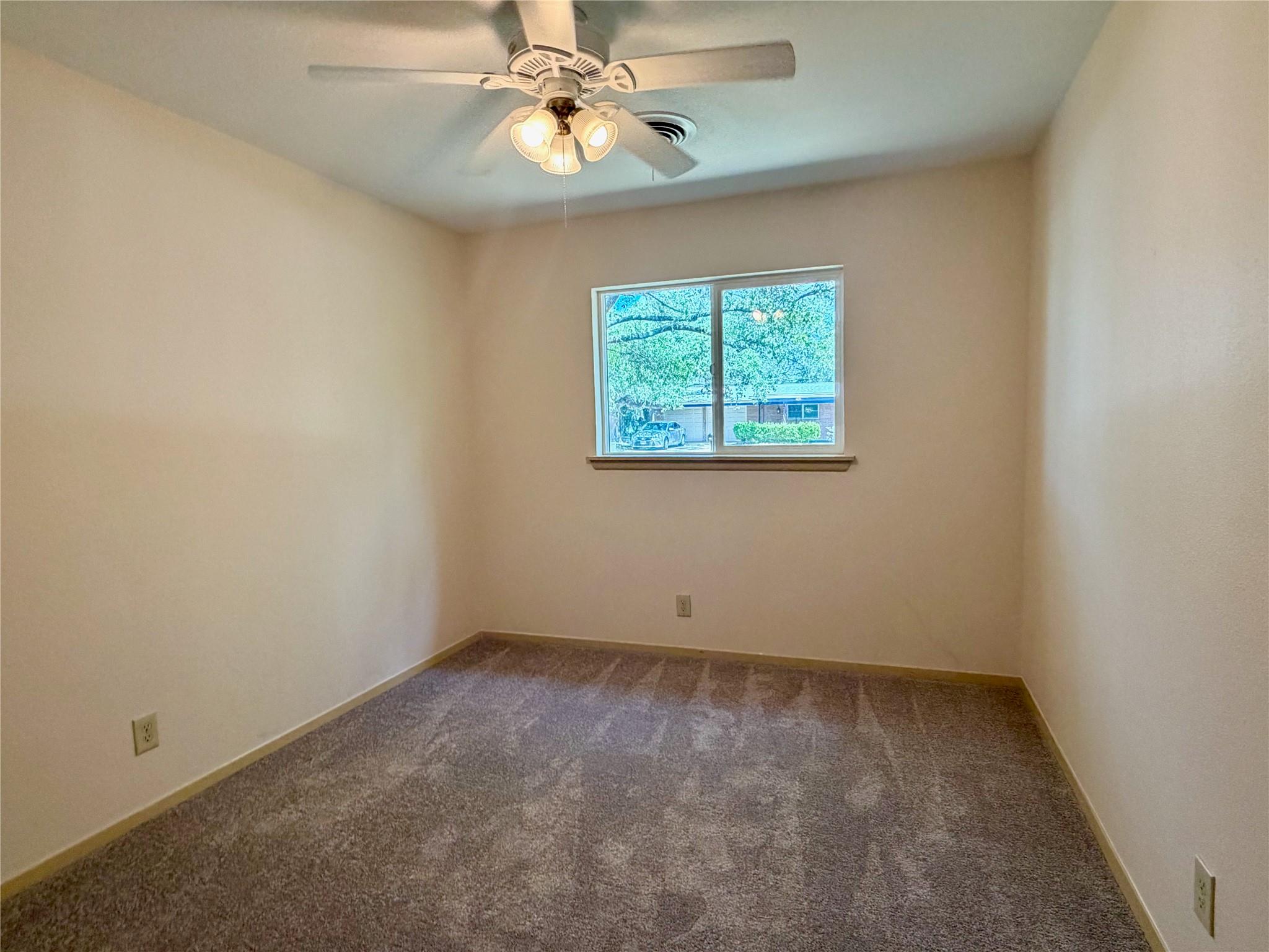 Image 21 of 30 For 141 Oaklane Dr