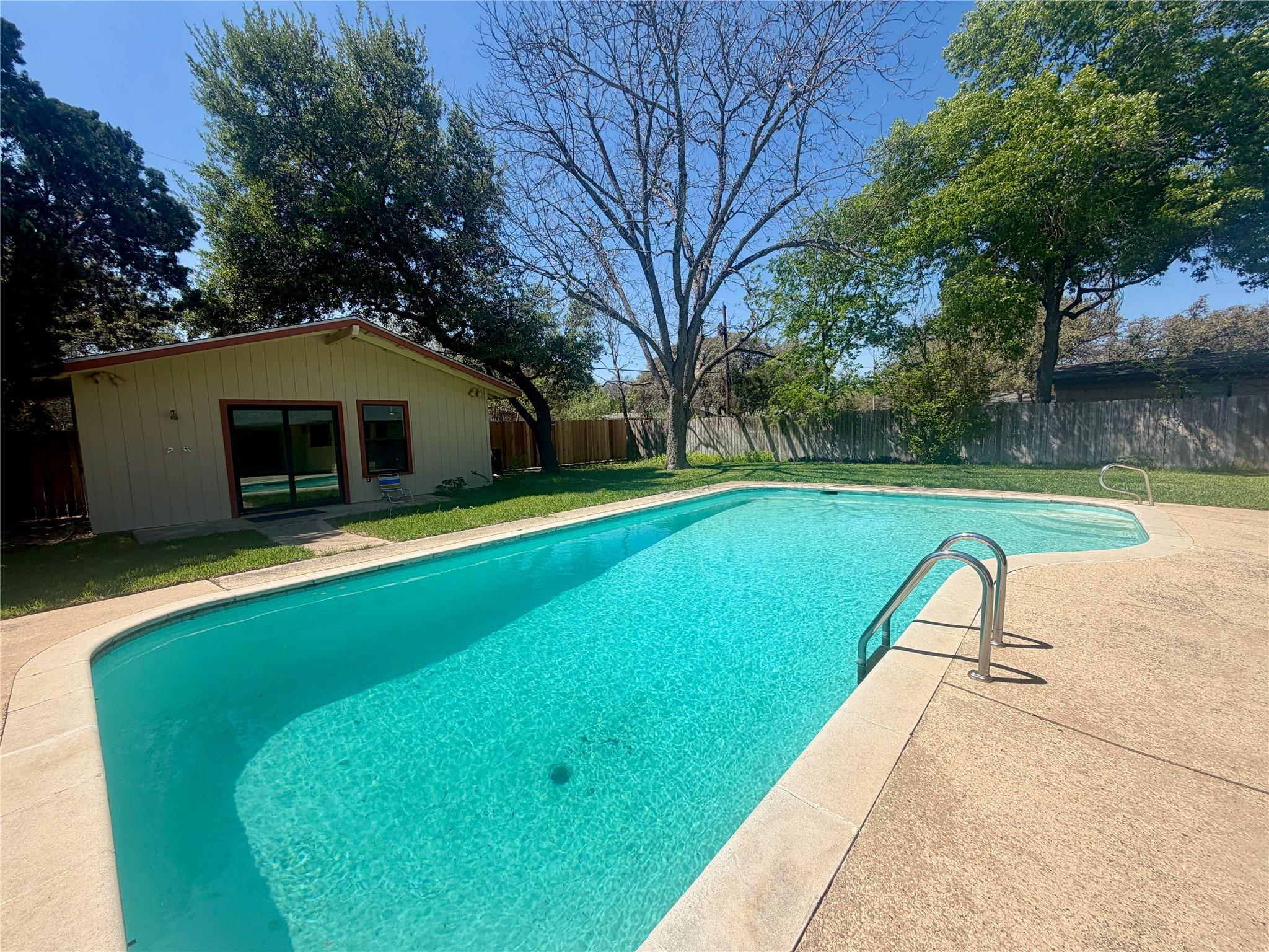 Image 22 of 30 For 141 Oaklane Dr