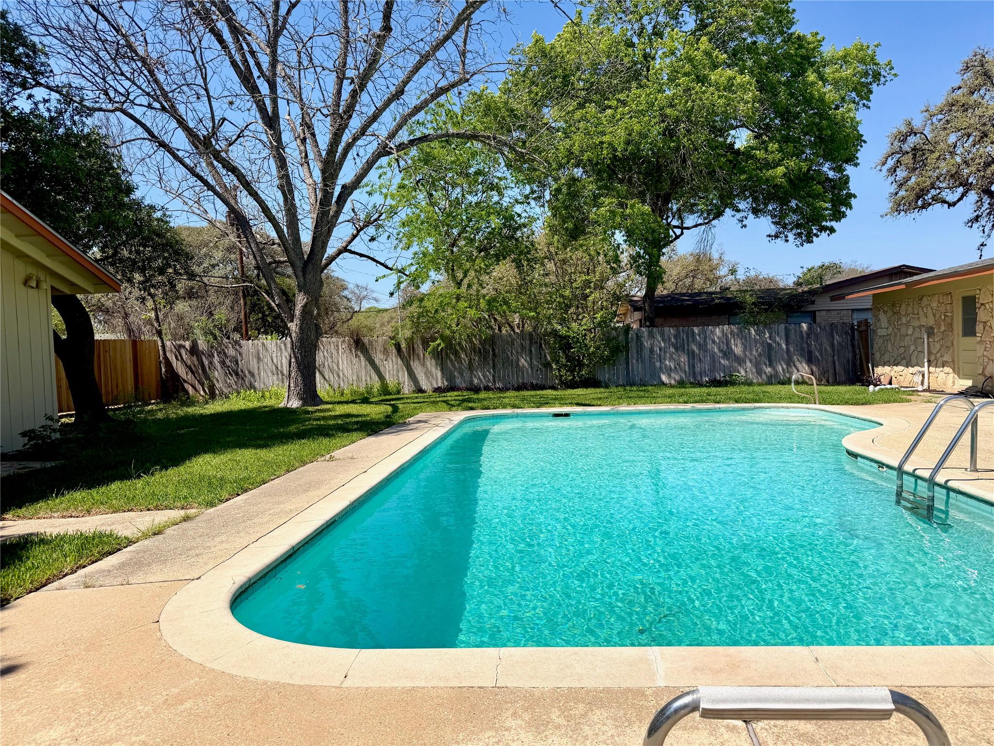 Image 23 of 30 For 141 Oaklane Dr