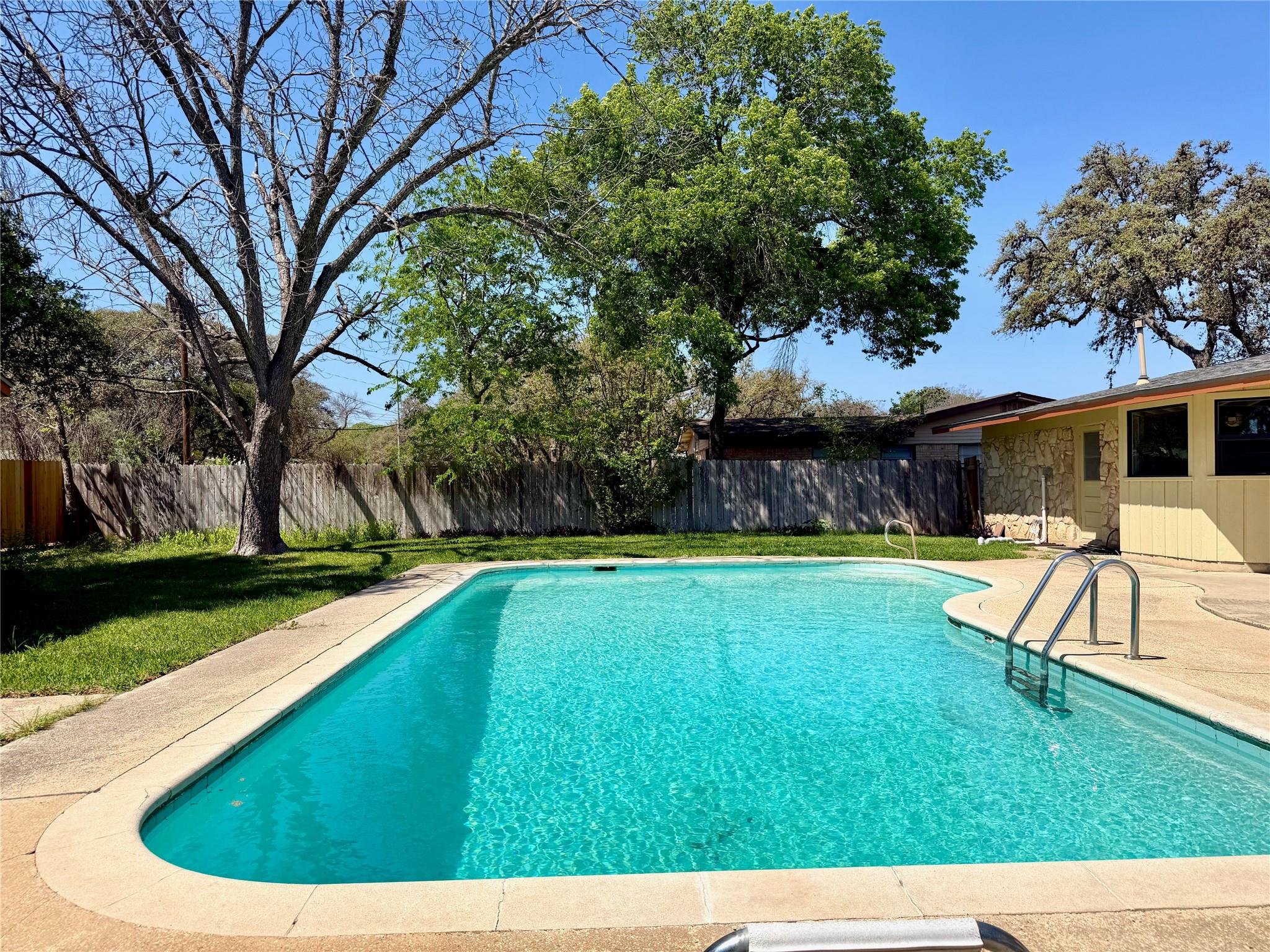 Image 24 of 30 For 141 Oaklane Dr