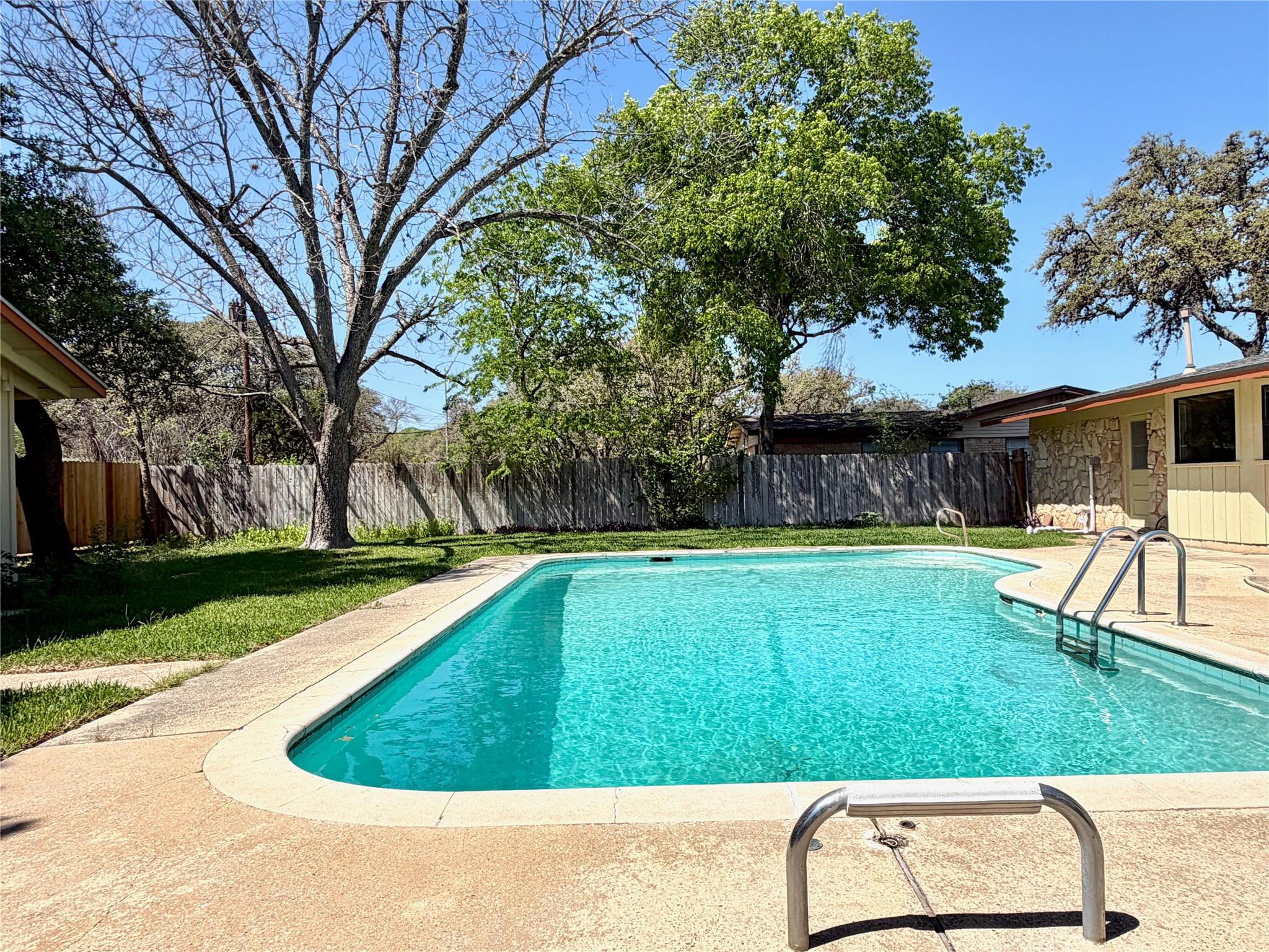 Image 4 of 30 For 141 Oaklane Dr