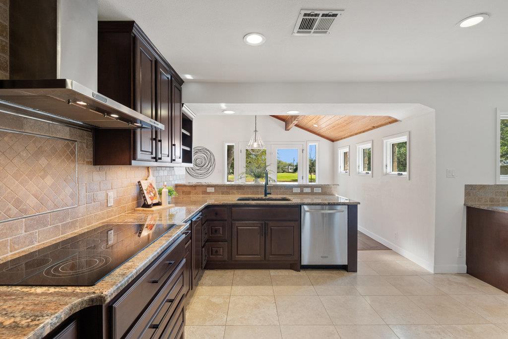 Image 4 of 40 For 9112 Balcones Club Dr