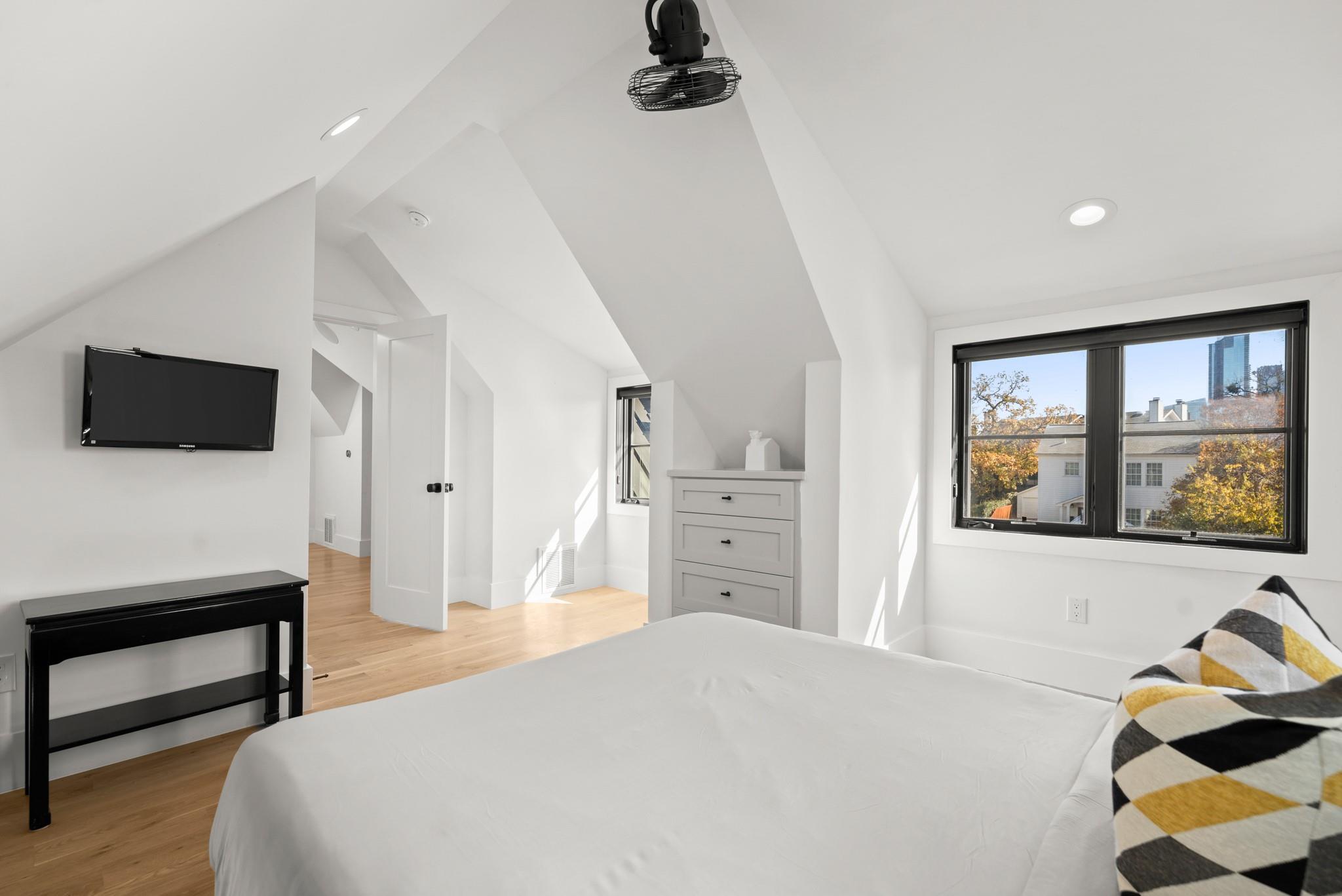 Image 30 of 39 For 802 Pressler St