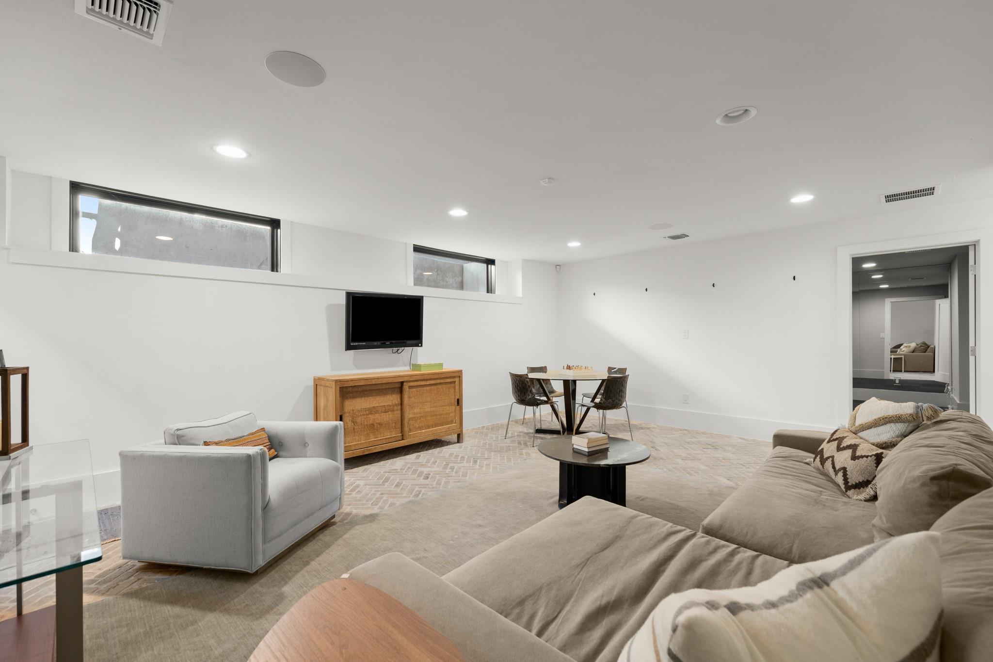 Image 33 of 39 For 802 Pressler St