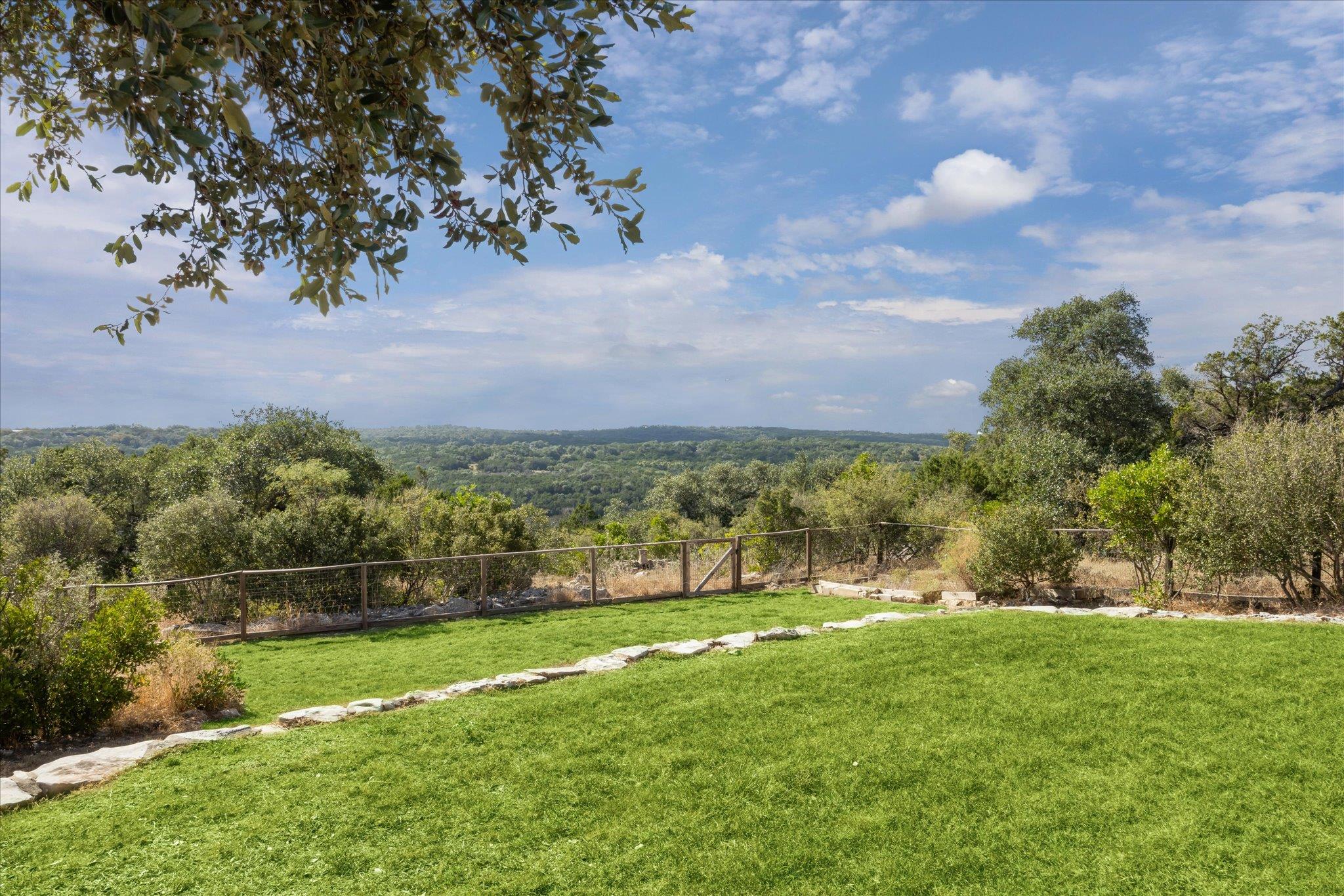 Image 25 of 35 For 2902 Summit Dr