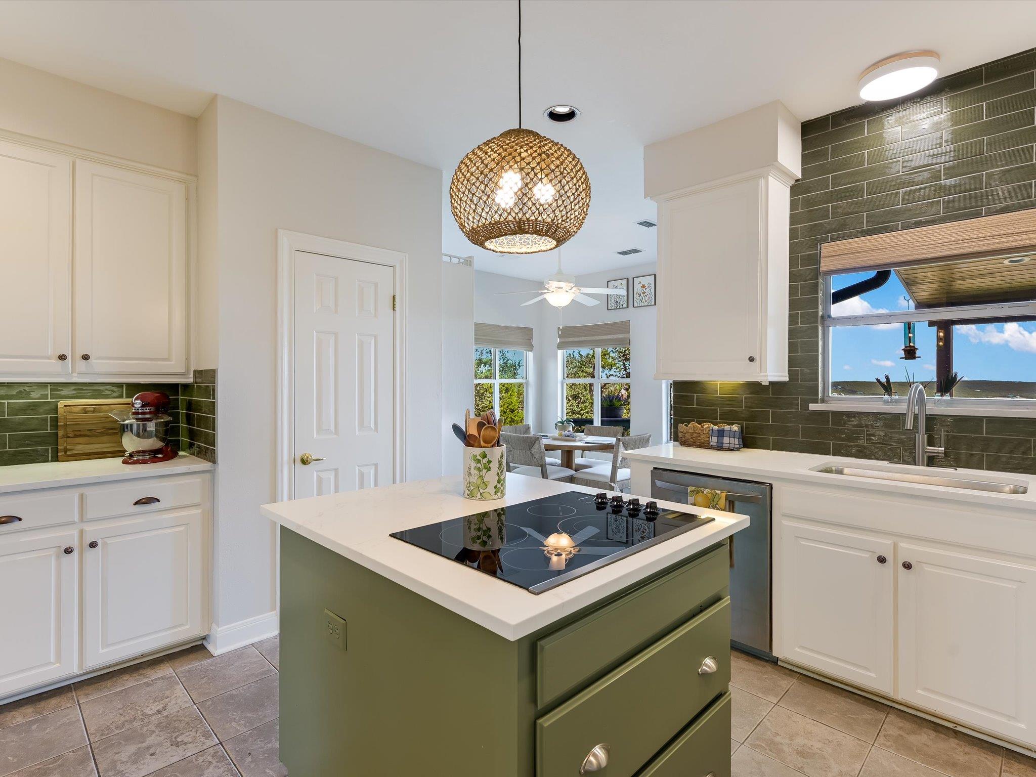 Image 7 of 33 For 20 Meridian Dr