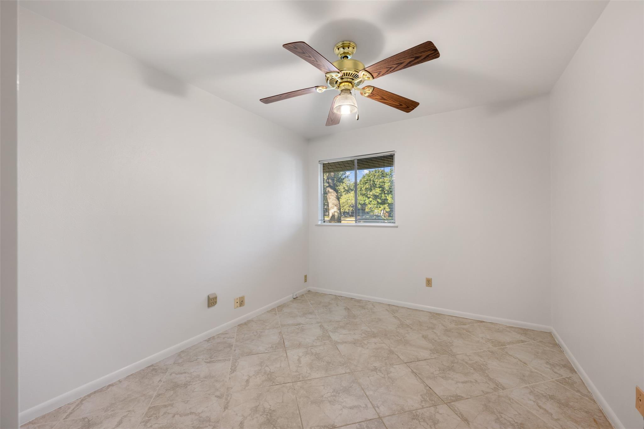 Image 9 of 22 For 11907 Highland Oaks Trl