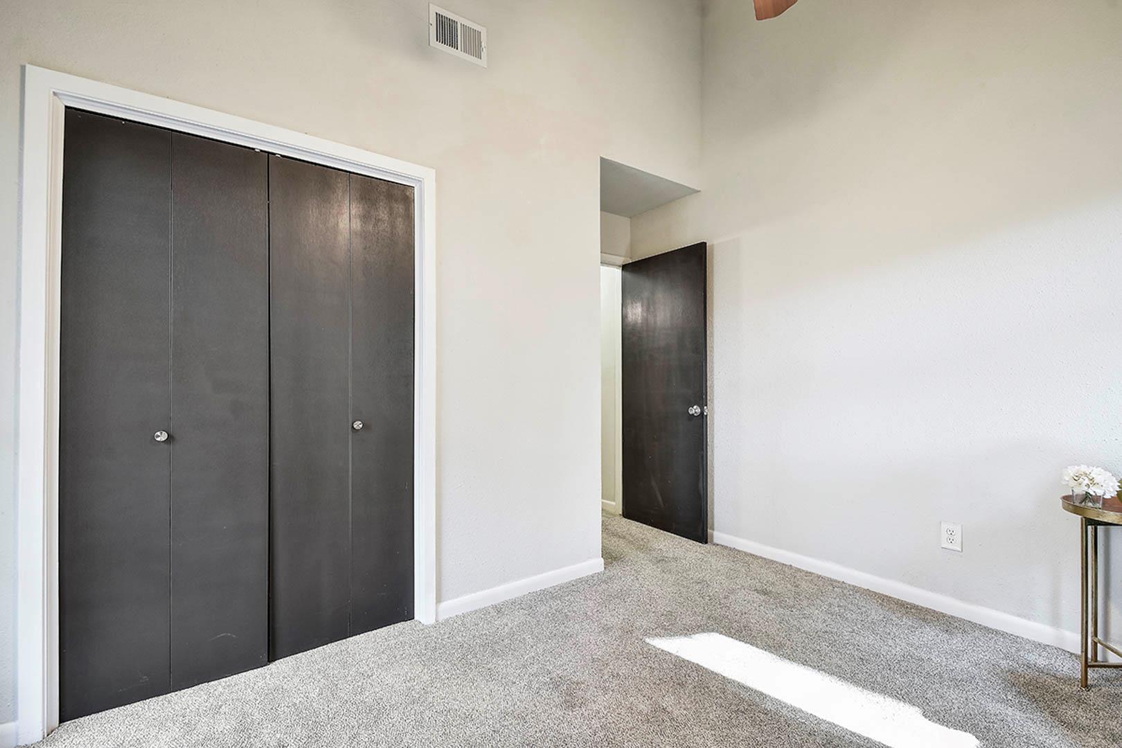 Image 21 of 26 For 937 Sundance St