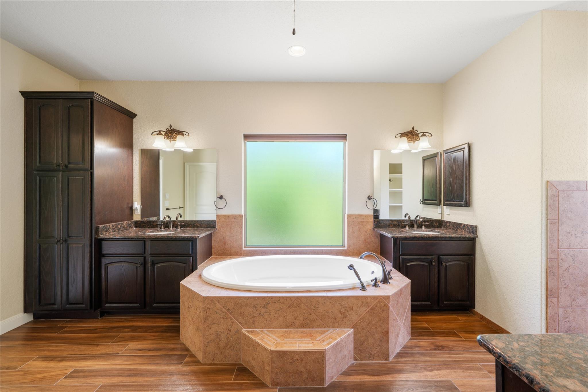 Image 18 of 35 For 170 Echo Canyon Dr N