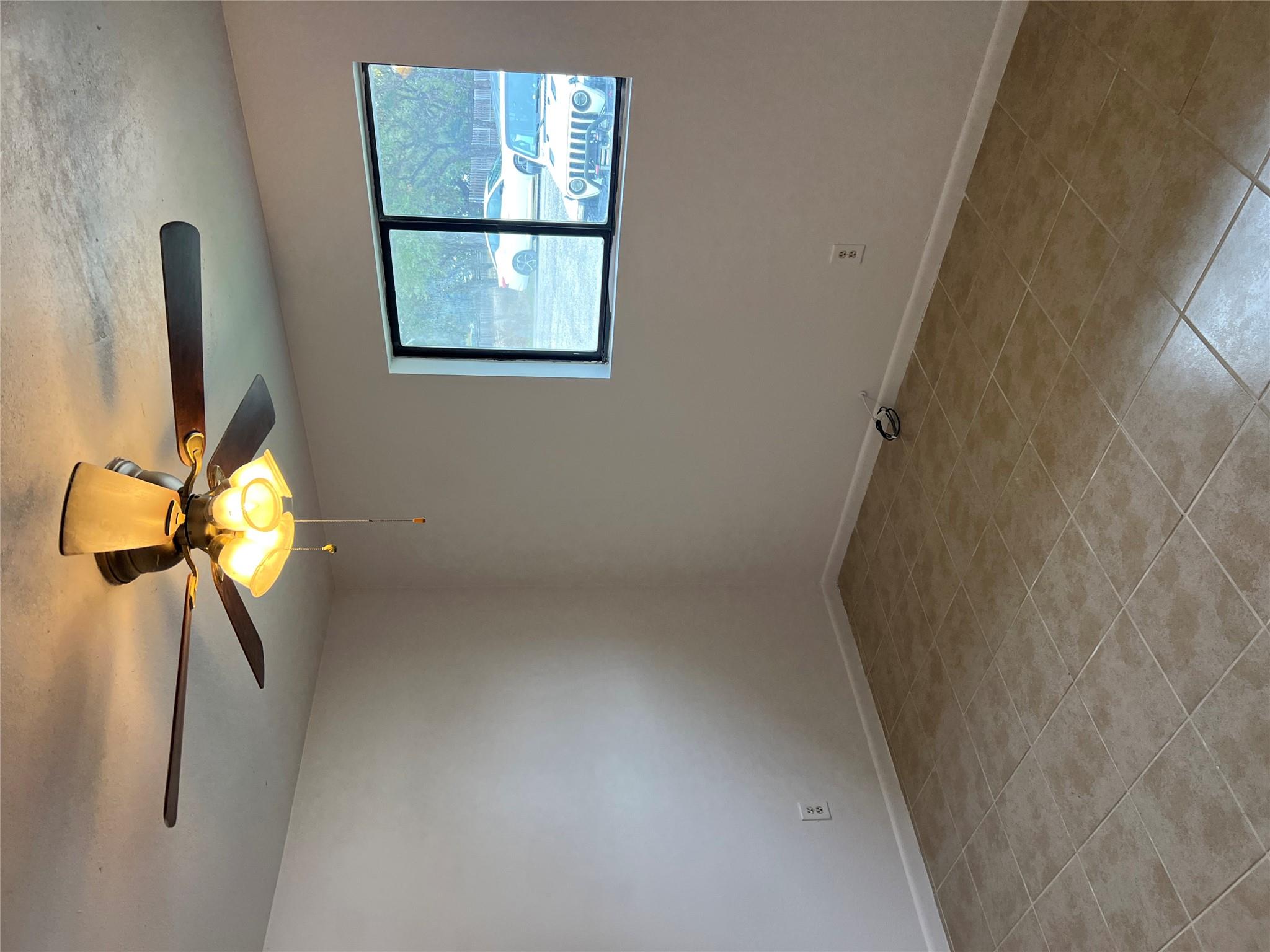 Image 9 of 12 For 1301 Greenlawn Pkwy C