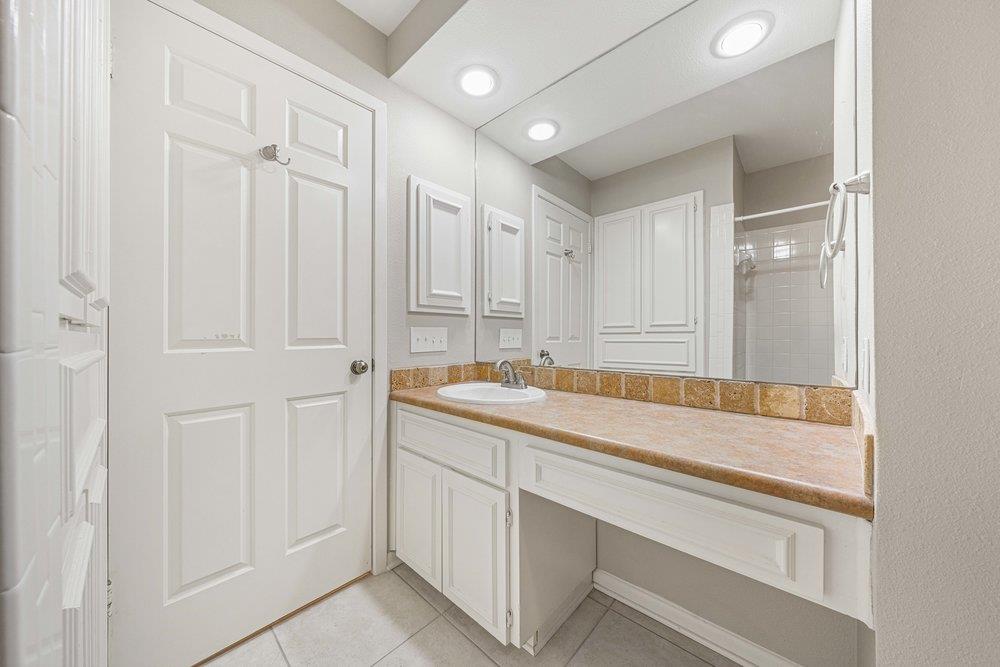 Image 20 of 31 For 201 Ellwood St 111