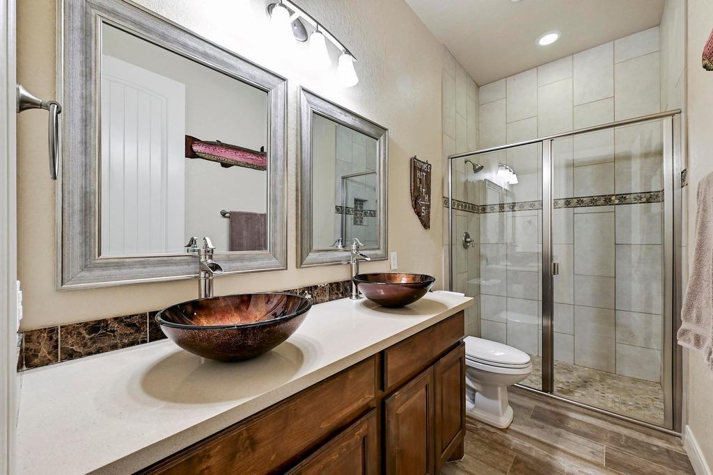 Image 24 of 39 For 118 John Bird