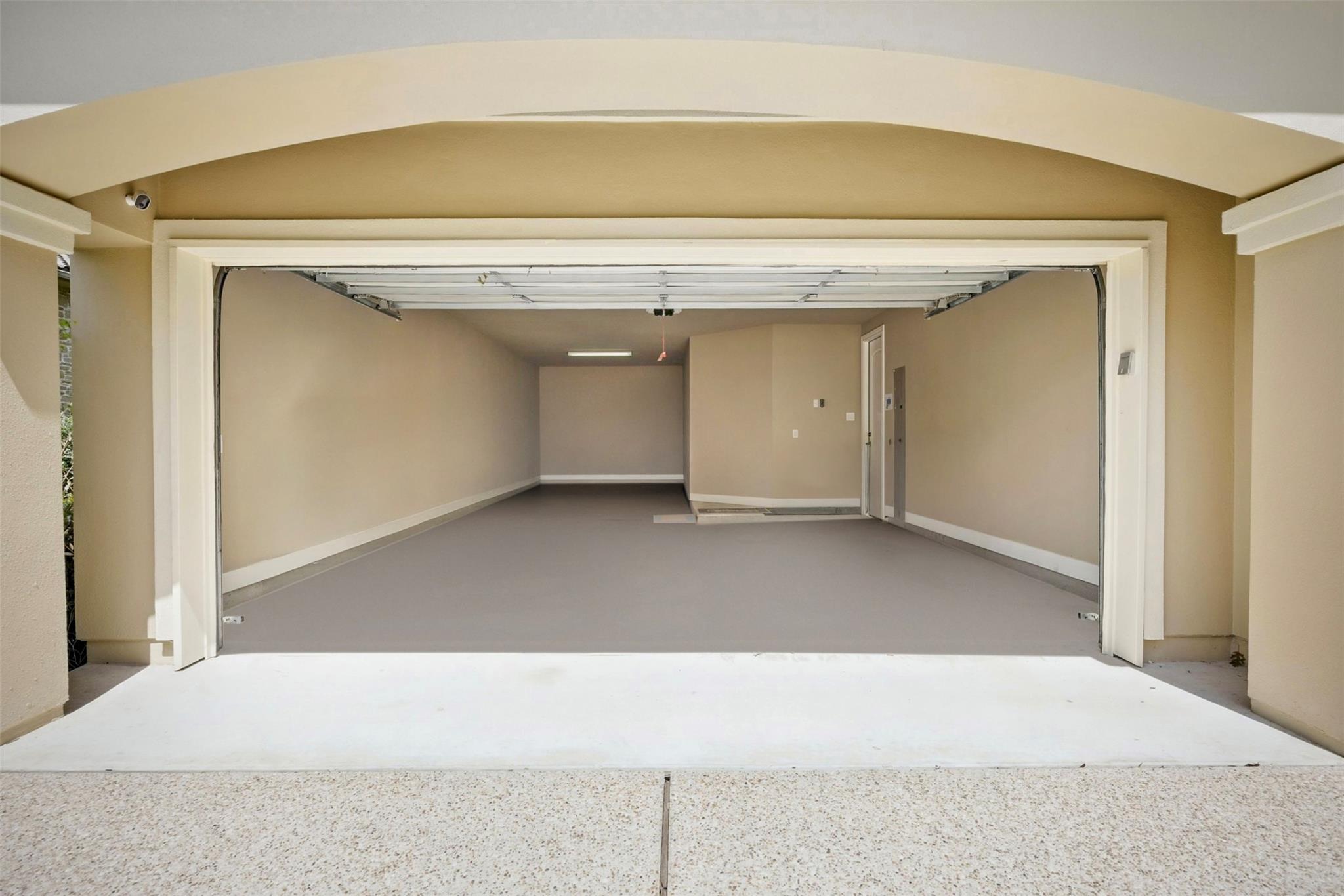 Image 27 of 37 For 2116 University Club Dr.