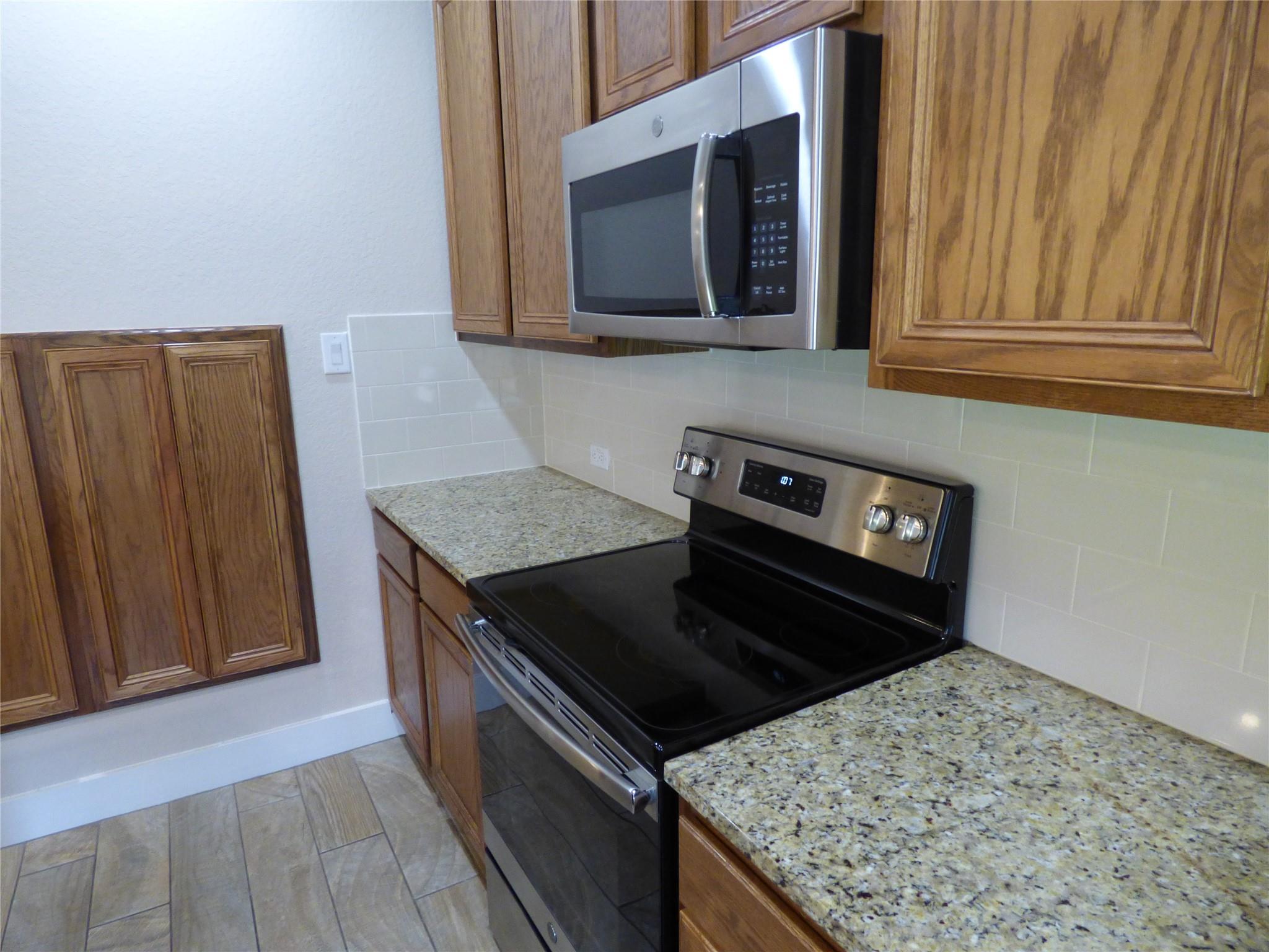 Image 11 of 39 For 918 Crystal Brook Cv