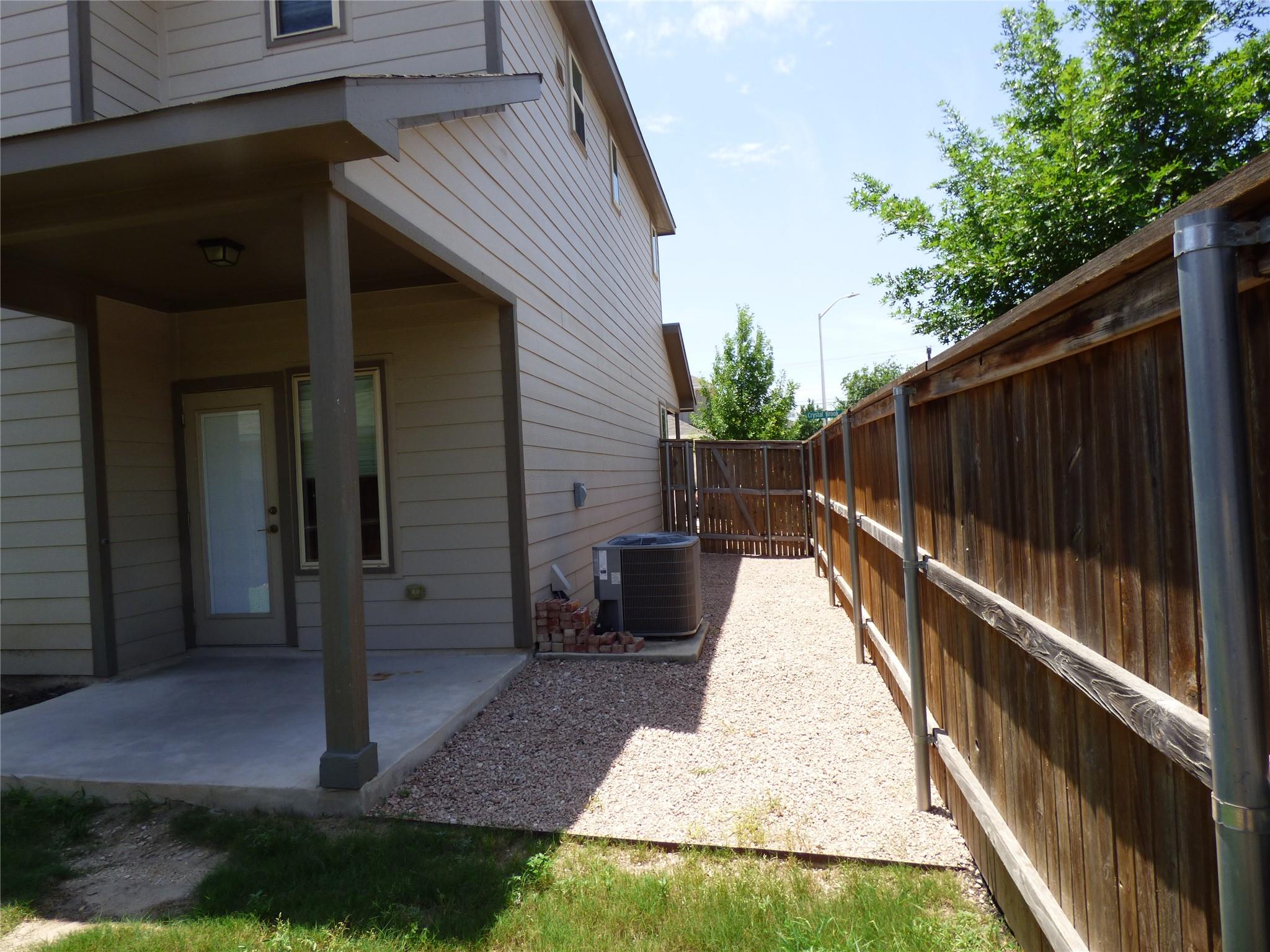 Image 26 of 39 For 918 Crystal Brook Cv