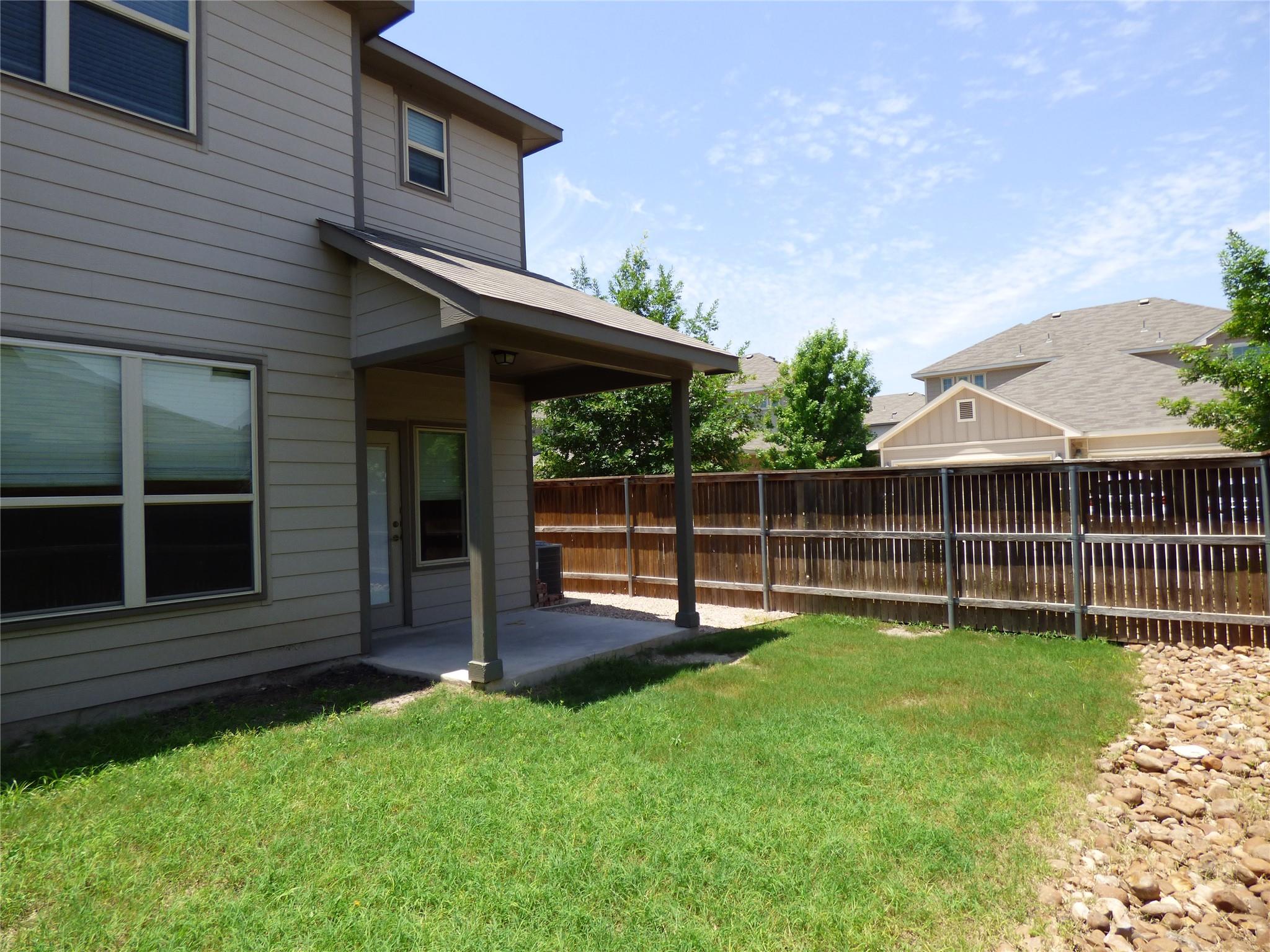 Image 28 of 39 For 918 Crystal Brook Cv