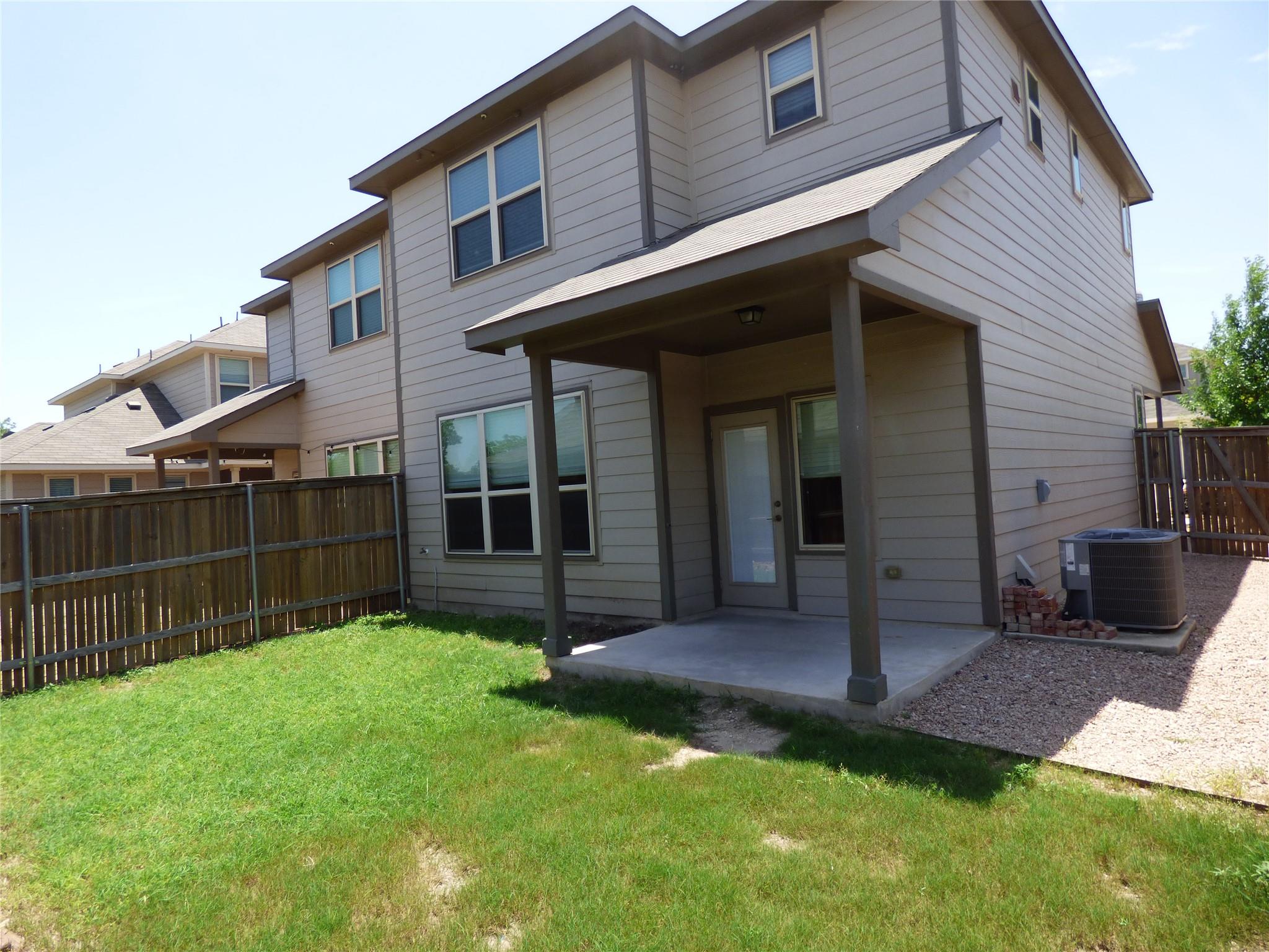 Image 29 of 39 For 918 Crystal Brook Cv