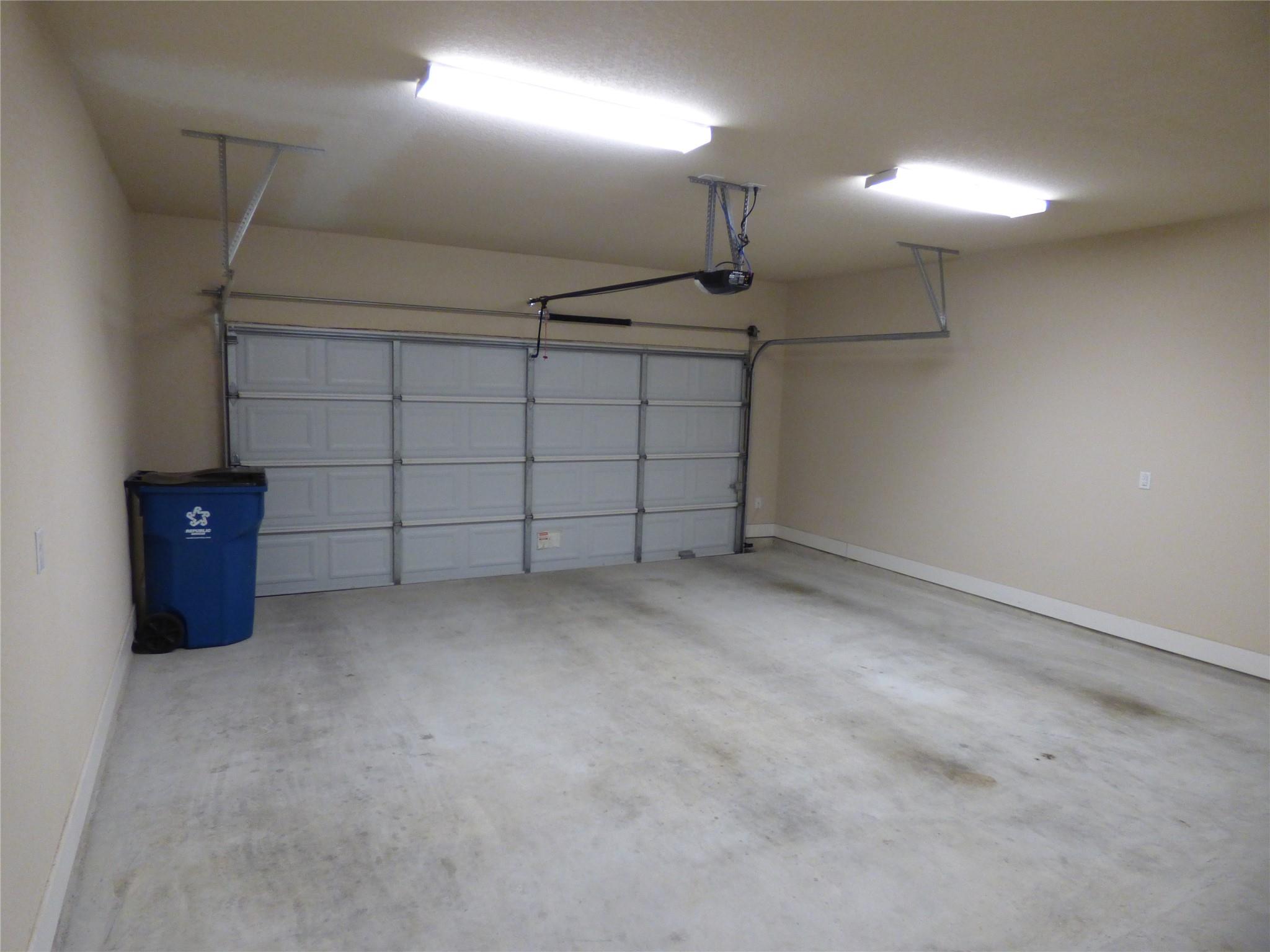 Image 33 of 39 For 918 Crystal Brook Cv