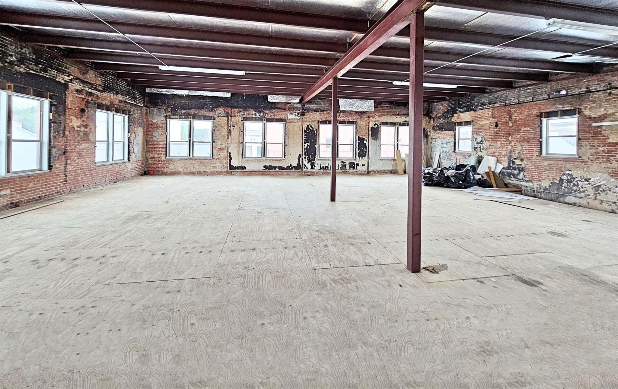 Image 39 of 40 For 109 River St