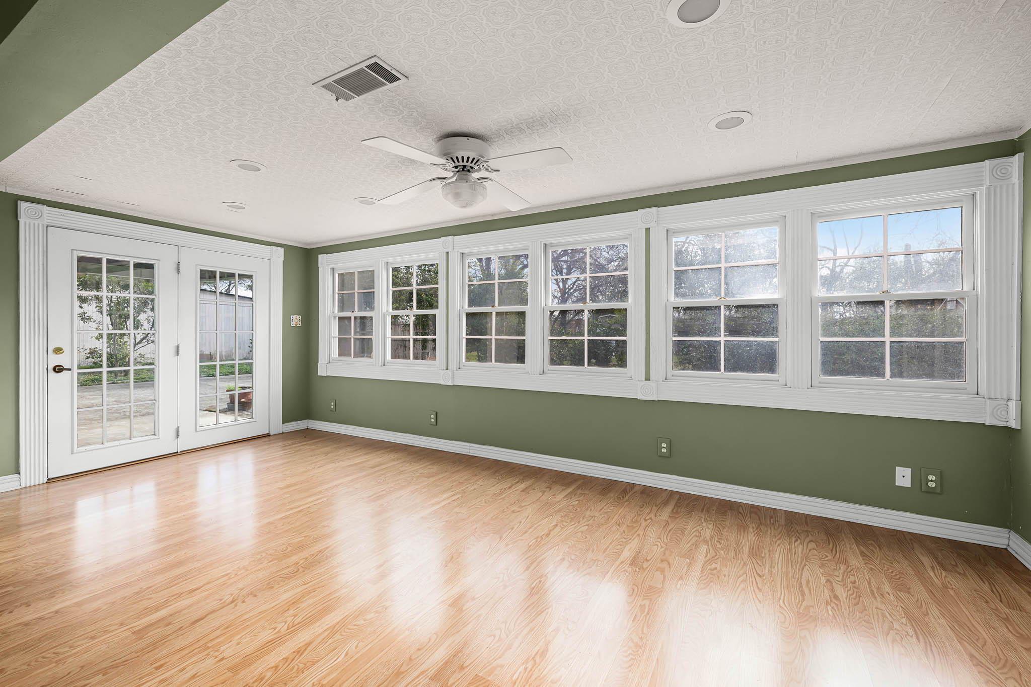 Image 16 of 39 For 633 Castell Ave