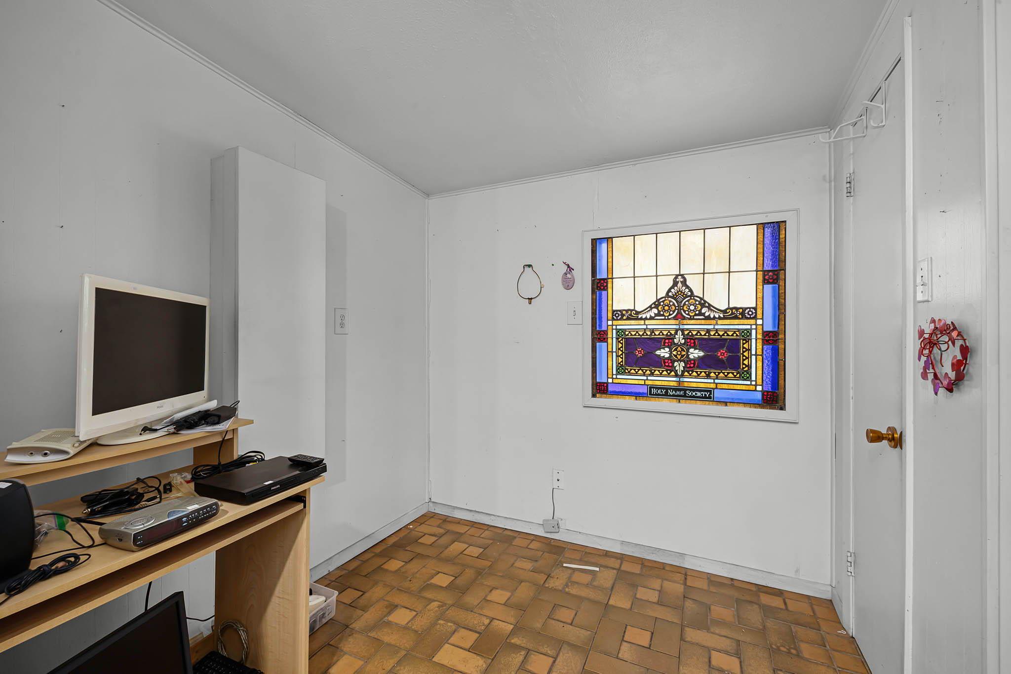 Image 21 of 39 For 633 Castell Ave