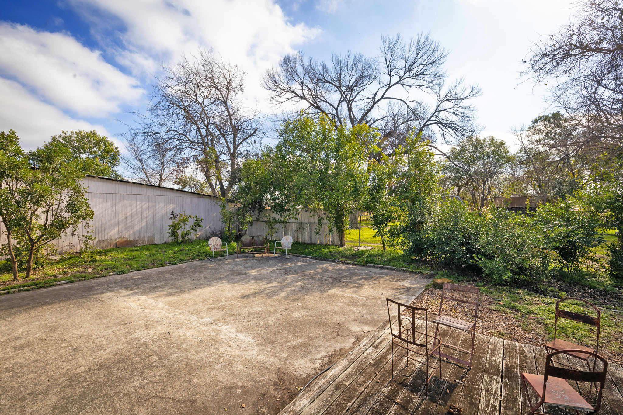 Image 30 of 39 For 633 Castell Ave