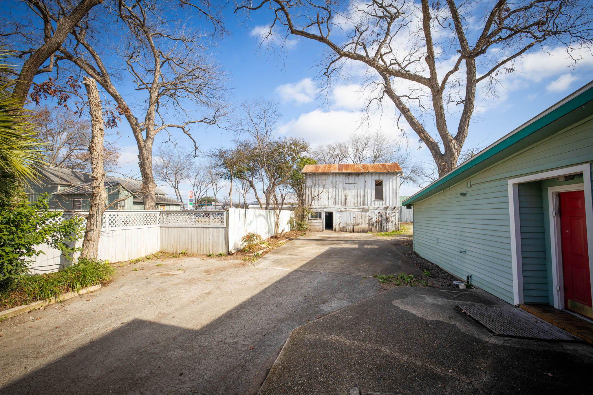 Image 36 of 39 For 633 Castell Ave