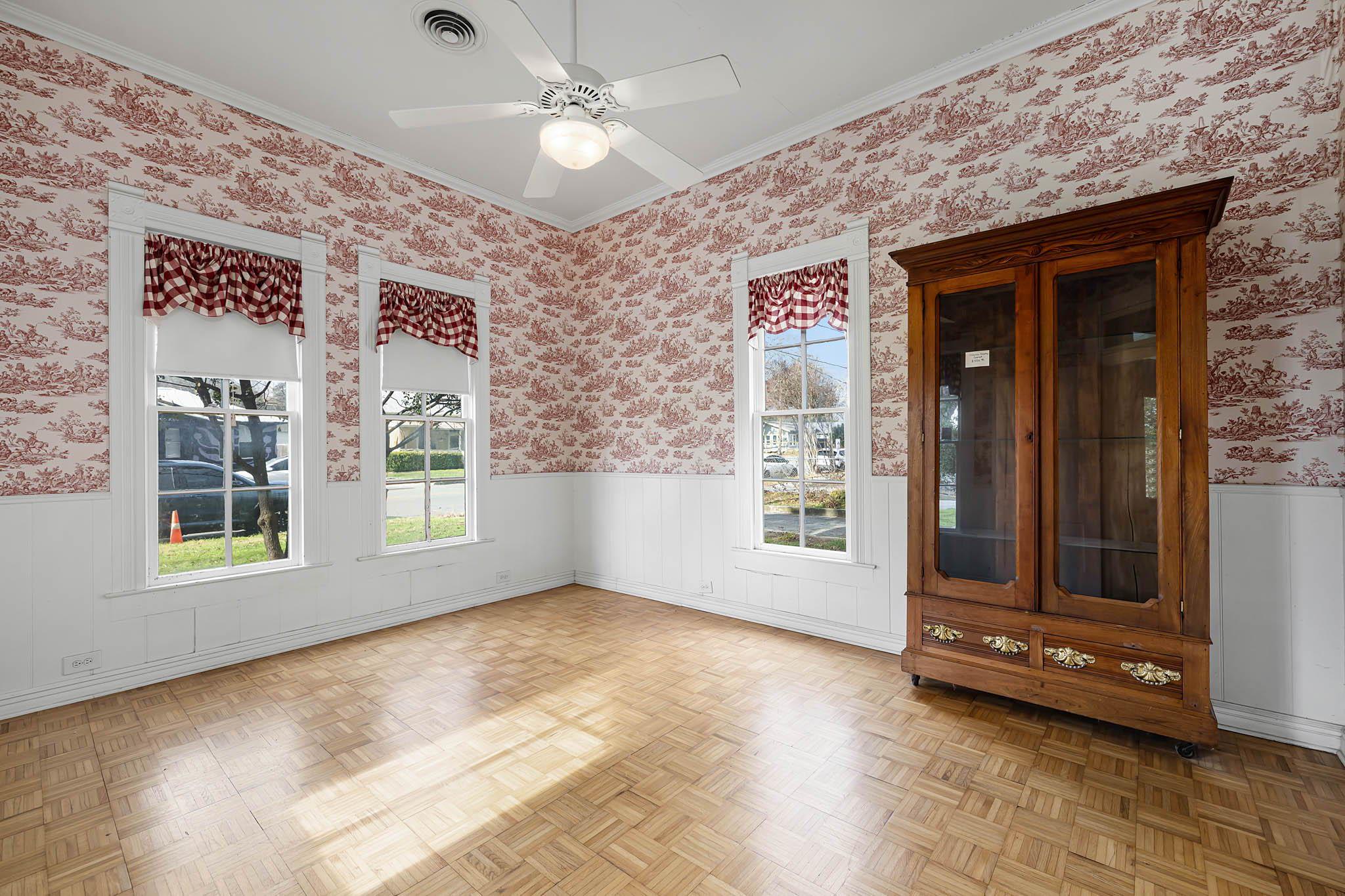 Image 7 of 39 For 633 Castell Ave