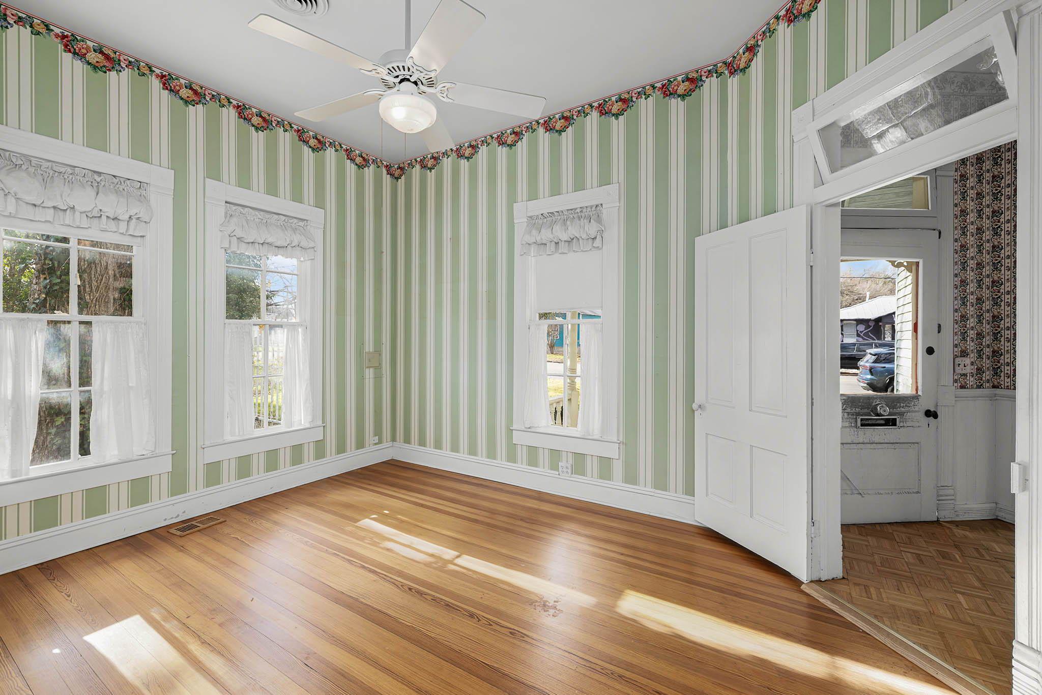 Image 9 of 39 For 633 Castell Ave