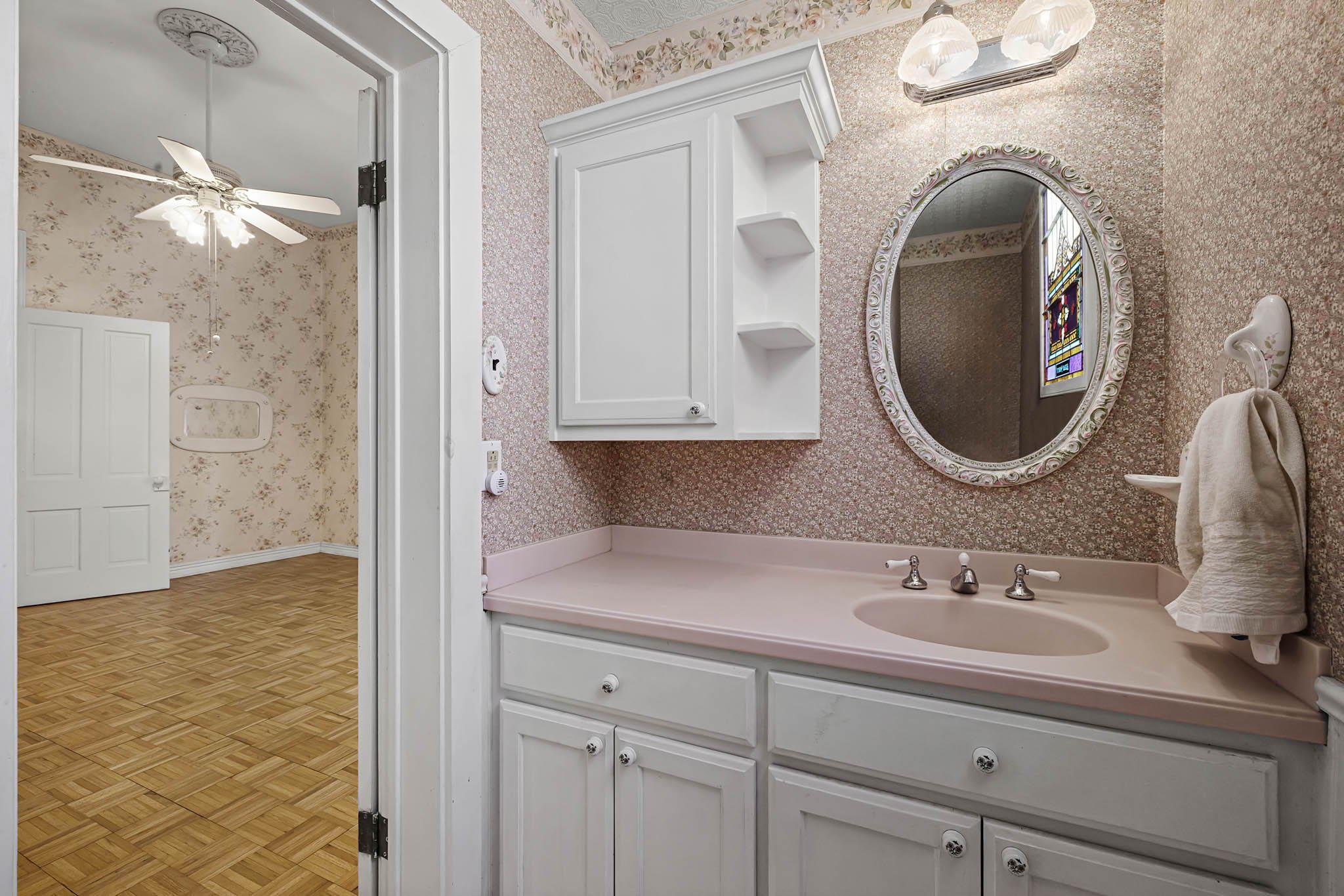 Image 12 of 40 For 633 Castell Ave