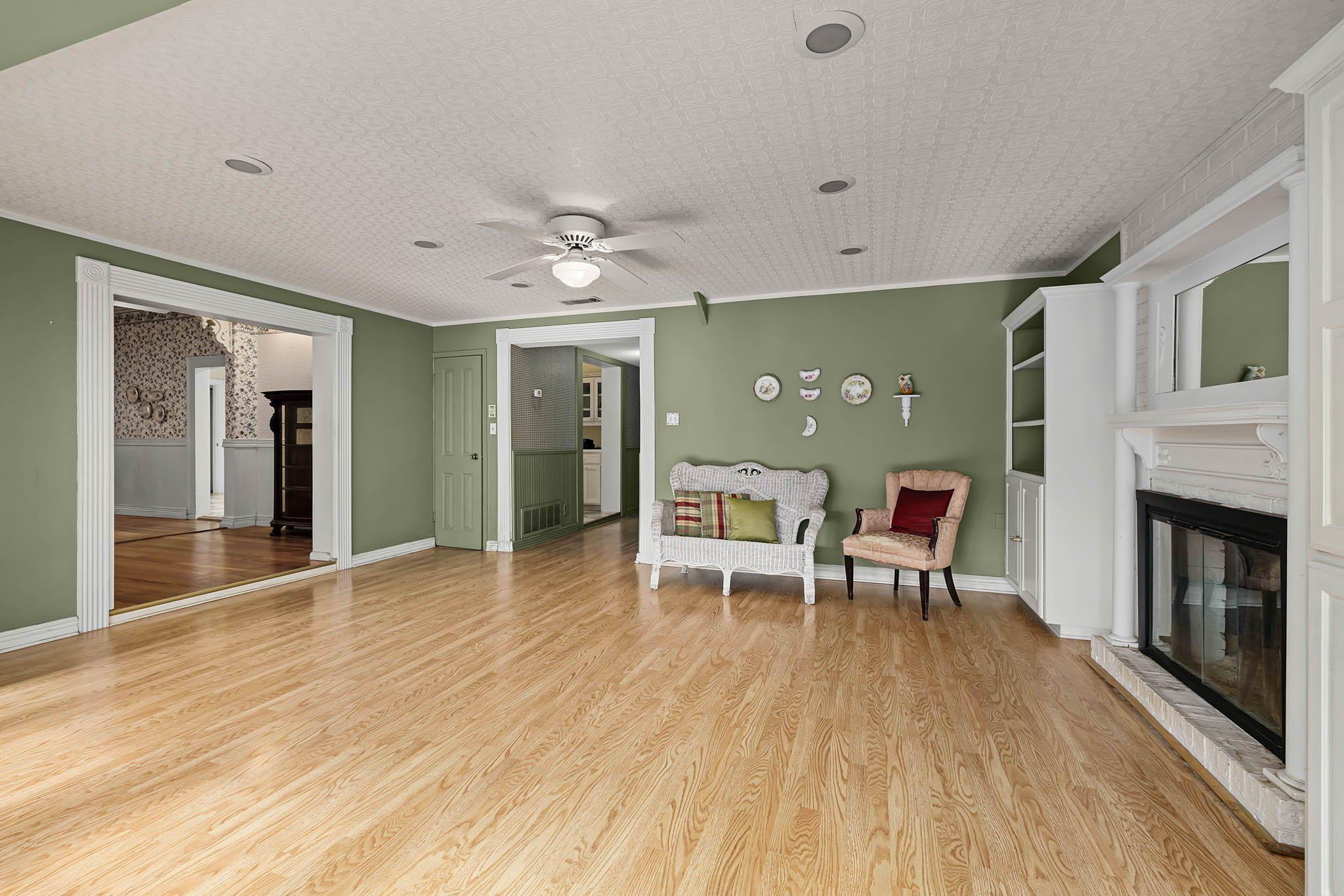 Image 15 of 40 For 633 Castell Ave