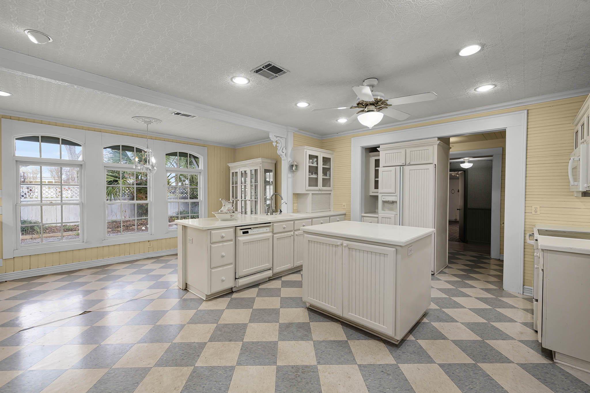 Image 17 of 40 For 633 Castell Ave