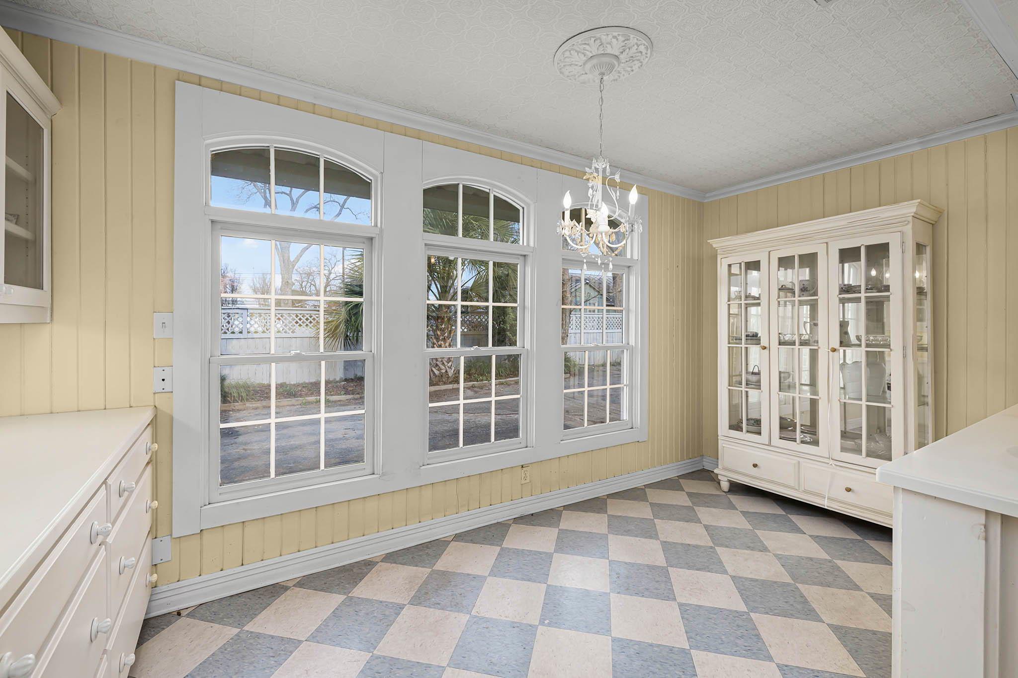 Image 18 of 40 For 633 Castell Ave